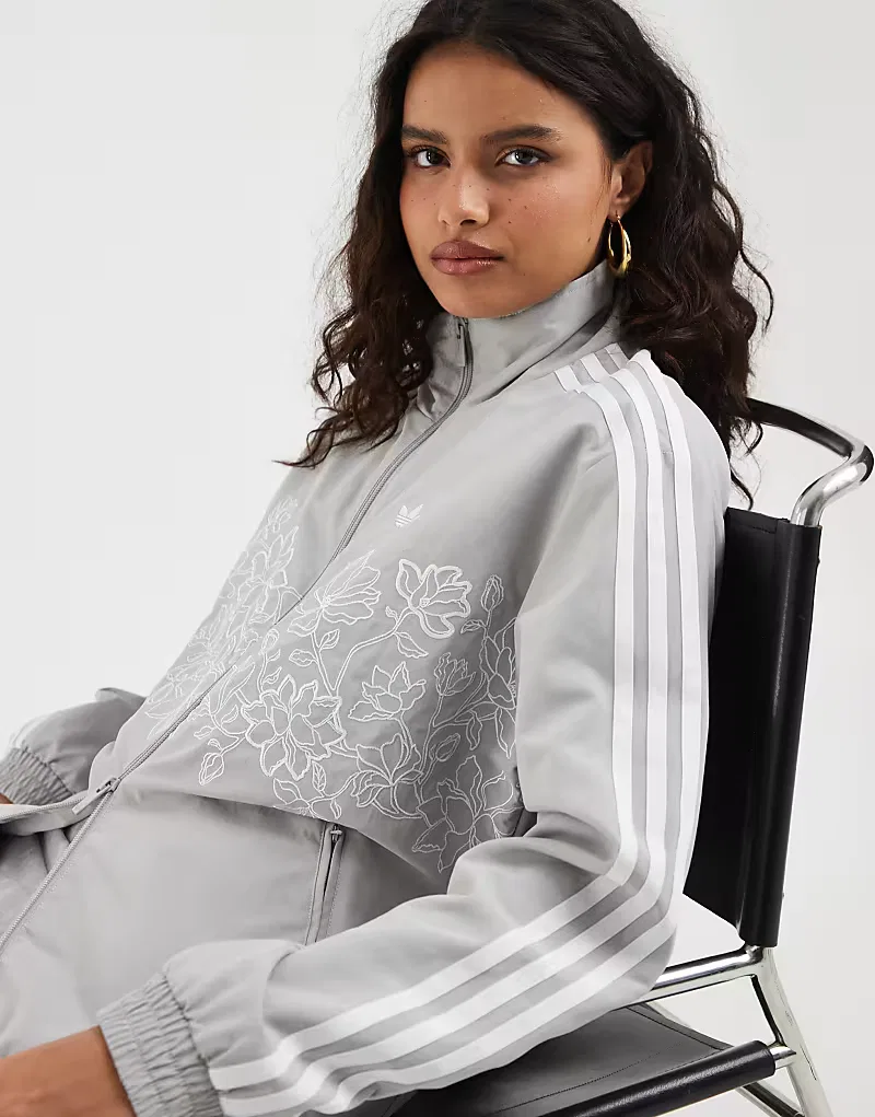 Спортивная куртка Adidas Originals Firebird свободного кроя с цветочным вышитым узором, серый — фото 4