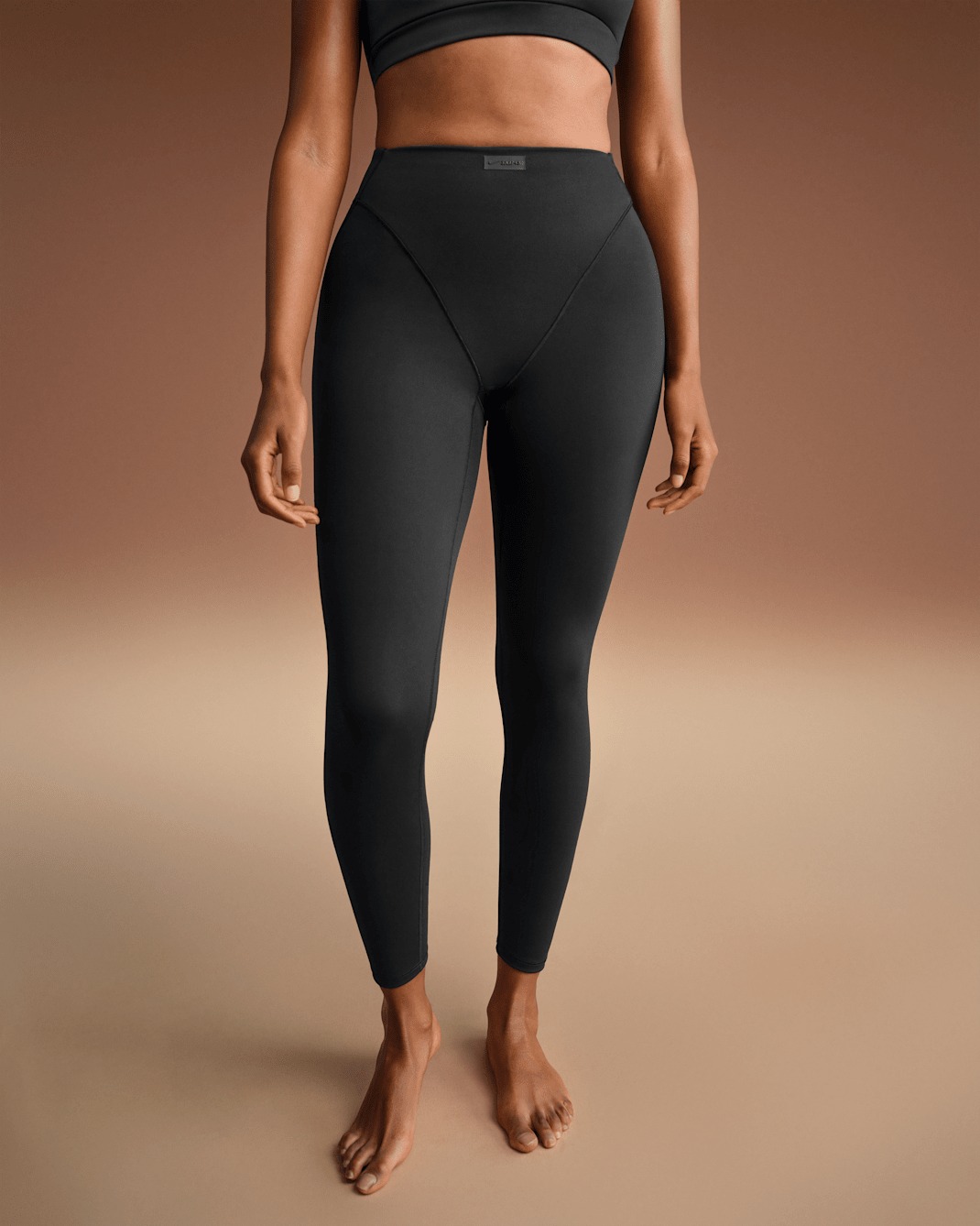 Леггинсы NikeSKIMS Matte Women's High-Waisted V-Line 26", черный — фото 2