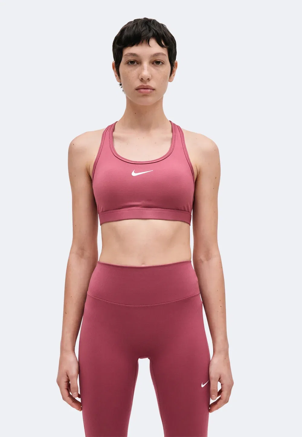 Бюстгальтер - спортивный бюстгальтер средней степени поддержки Nike Performance, Pink Smoke/White