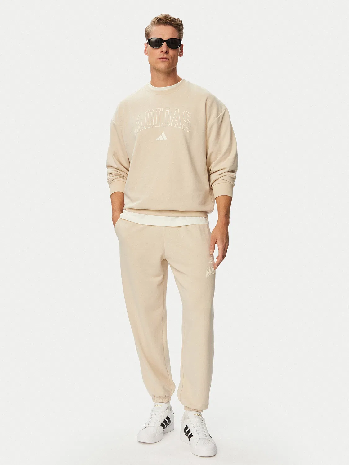 Мужская толстовка стандартного кроя Seasonal Essentials Collegiate French Terry Crew Adidas, бежевый — фото 2