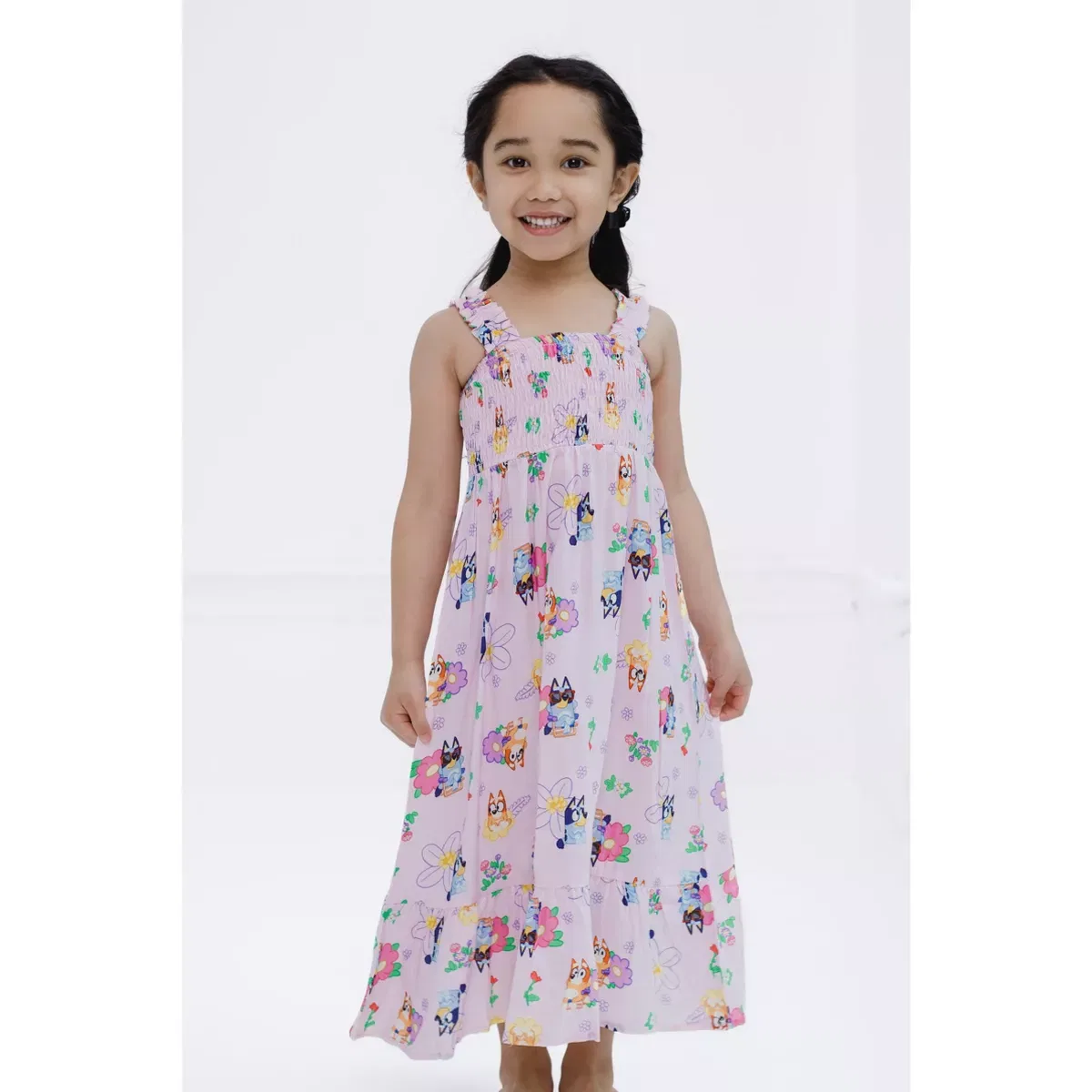 Детское платье для девочек с принтом Bluey Square Neck Smocked Maxi Dress Bluey, Pale Pink — фото 2
