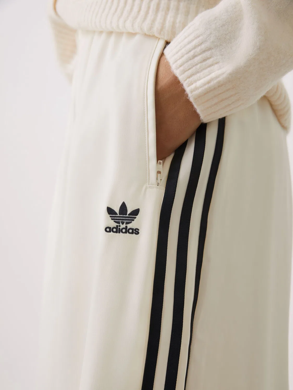 Джоггеры широкие, Adicolor Satin, adidas Originals, белый — фото 4