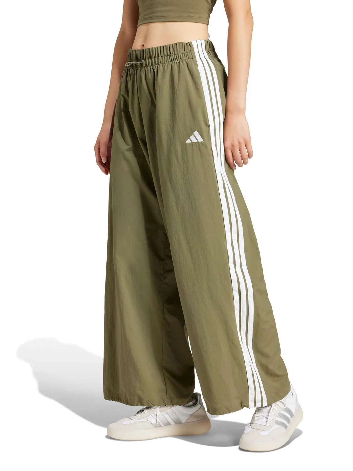 Парашютные штаны, свободная посадка adidas Essentials 3-Stripes, зеленый