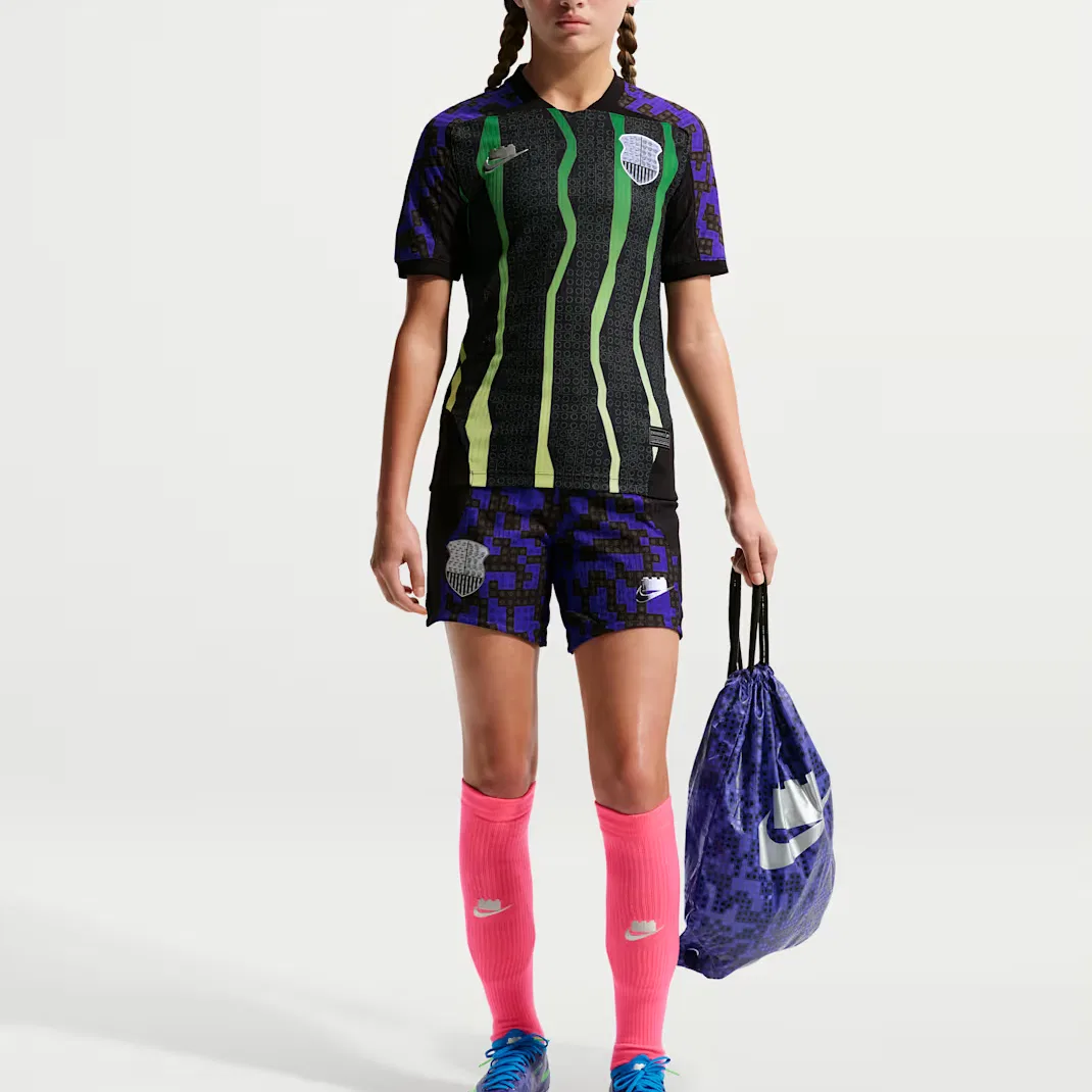 Футболка с V-образным вырезом быстросохнущая Nike X LEGO Kids' Black/Light Lime — фото 4