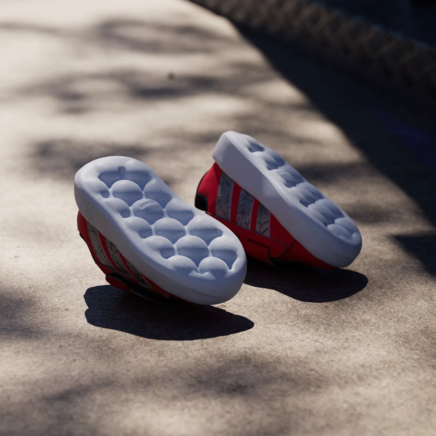 Детские кроссовки с 3D-декором Spider-Man Grand Court Adidas Sportswear, рубиновый/серебристый/темно-синий — фото 4