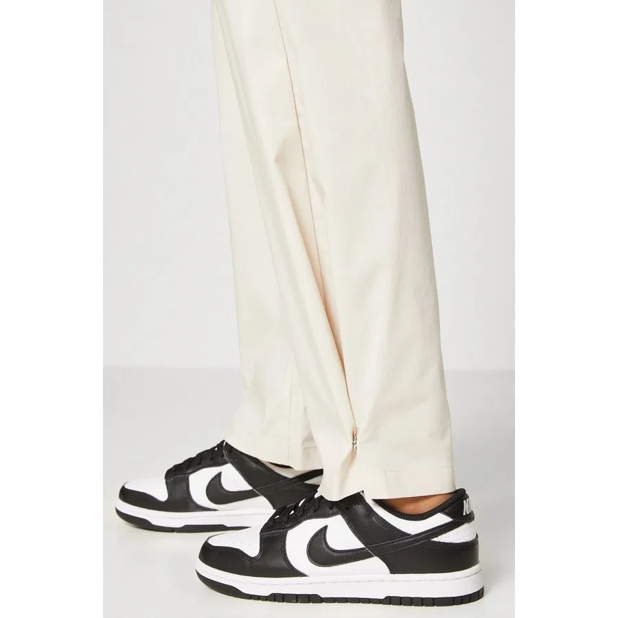 Женские спортивные брюки свободного кроя с защипами Nike Sportswear Collection Woven Trousers, Кремовый — фото 4