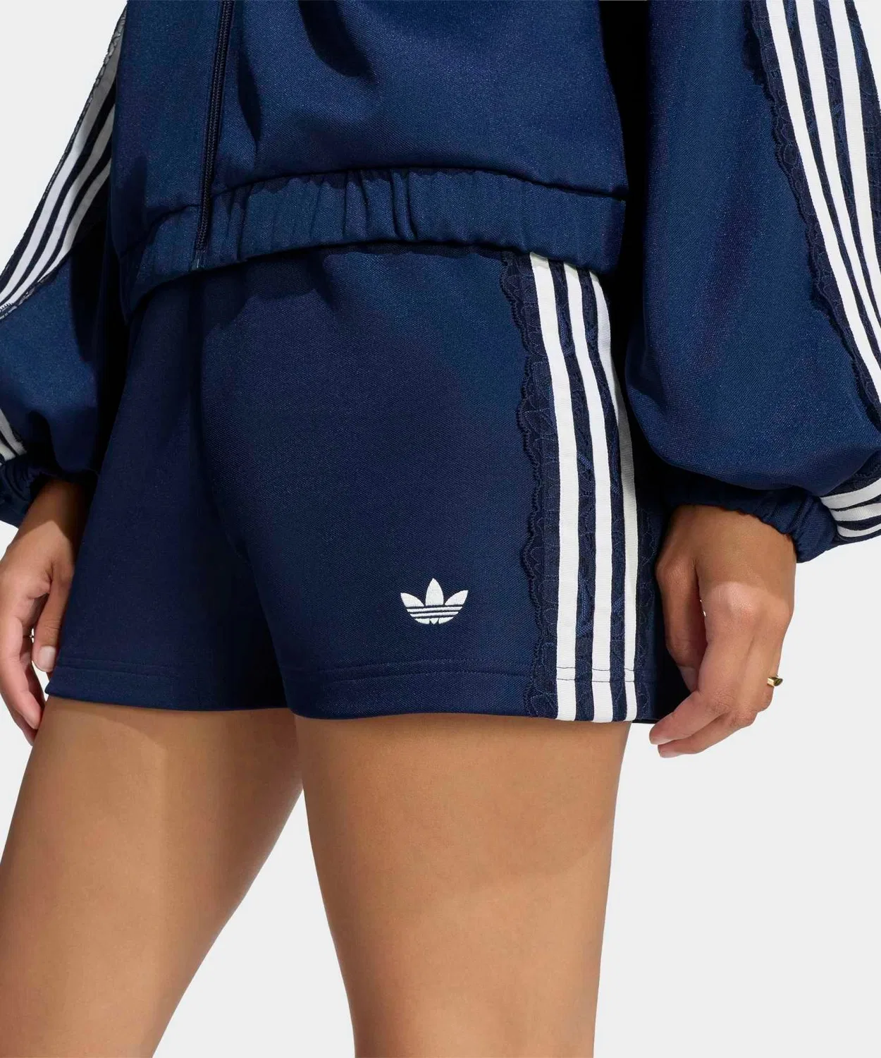 Женские шорты с кружевными вставками и застежкой-молнией, модель Lace Three Stripes, Adidas, Navy — фото 3