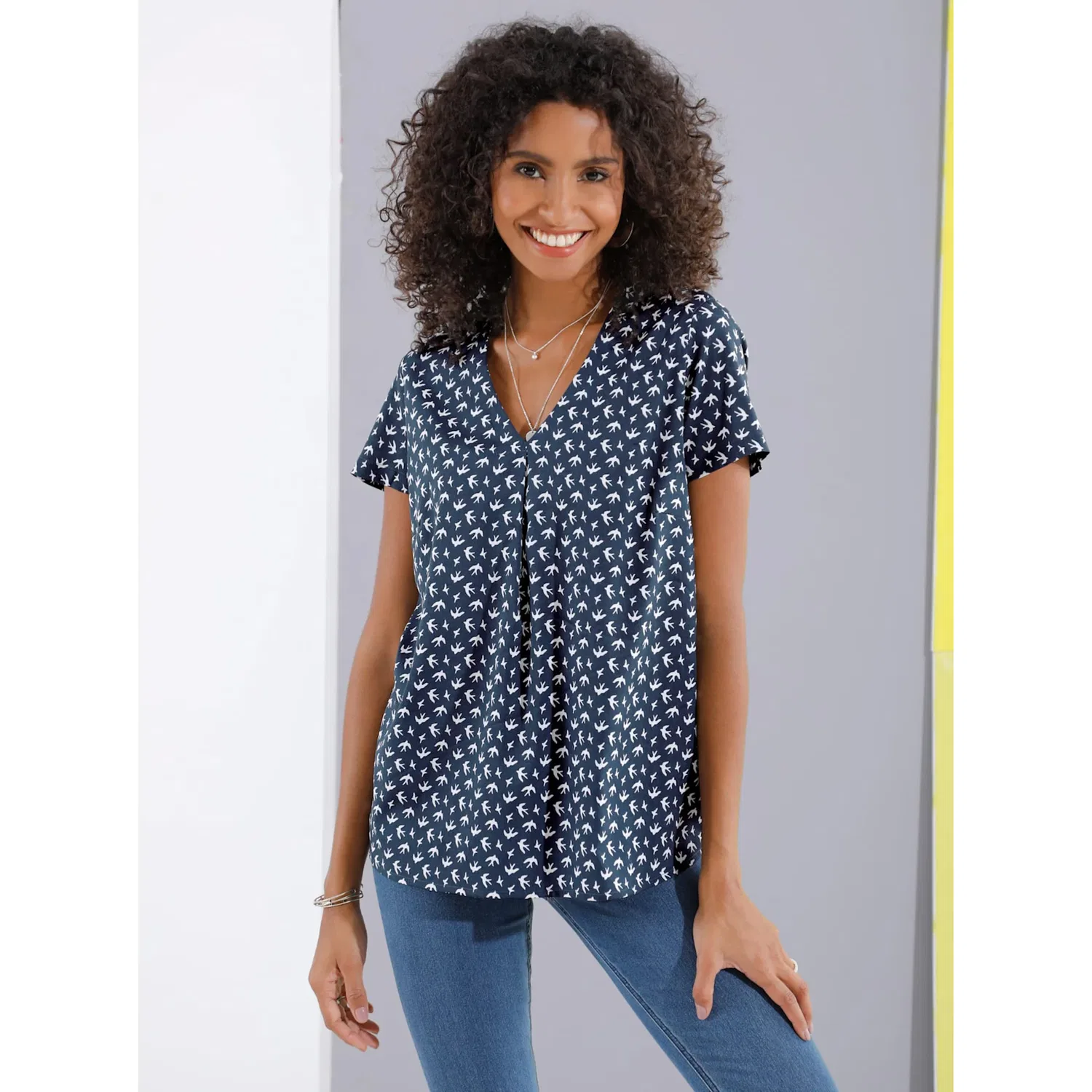 Женская блуза с принтом ласточек Classic Basics, Navy Blue Multicolor