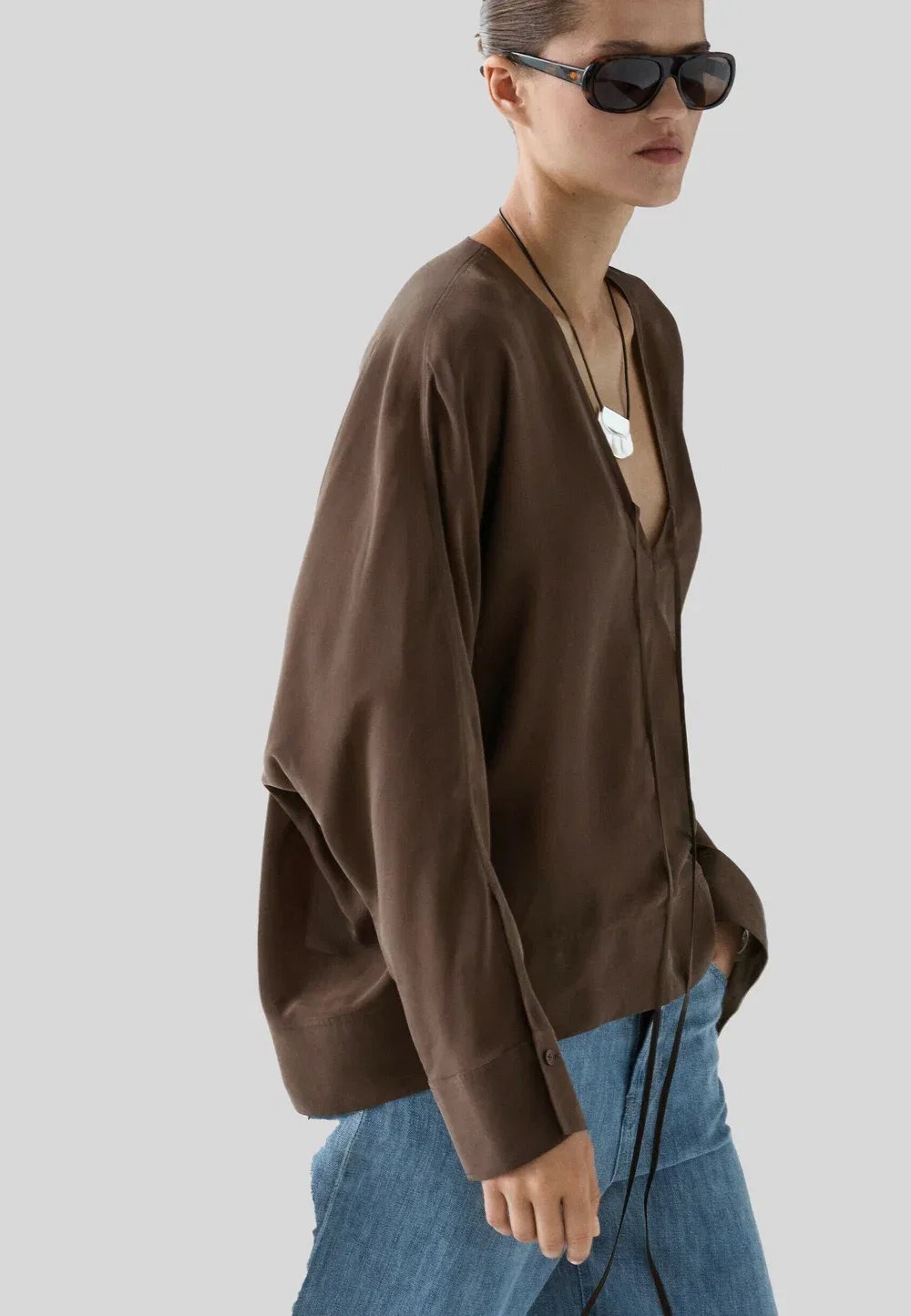 Свободная блузка с V-образным вырезом и завязками спереди - блузка Massimo Dutti, Dark Brown — фото 4