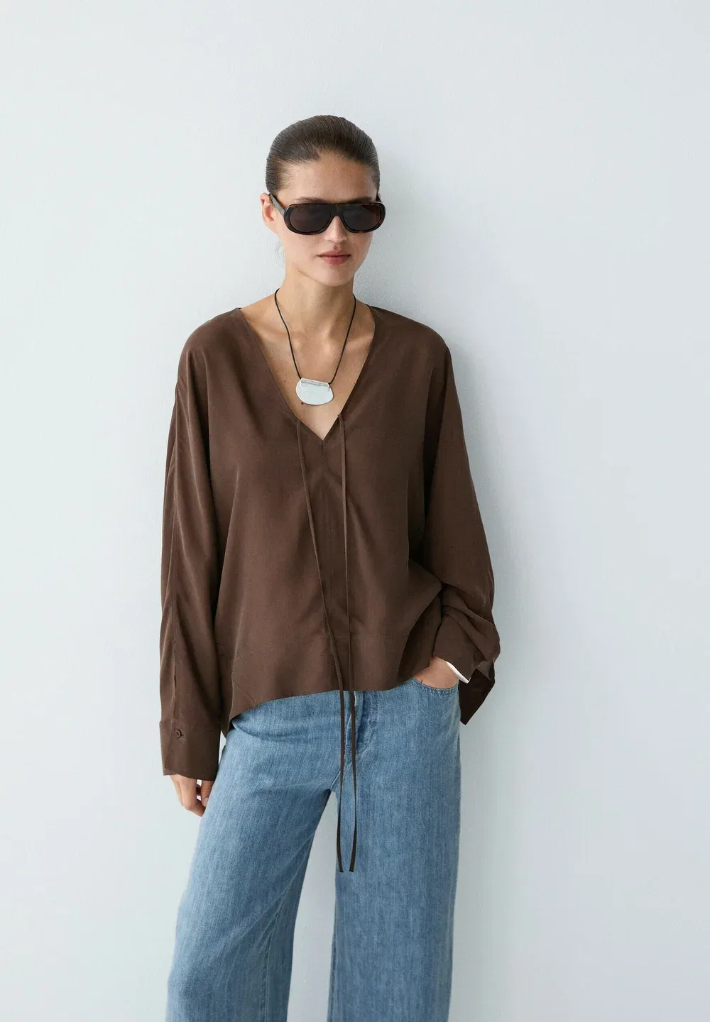 Свободная блузка с V-образным вырезом и завязками спереди - блузка Massimo Dutti, Dark Brown