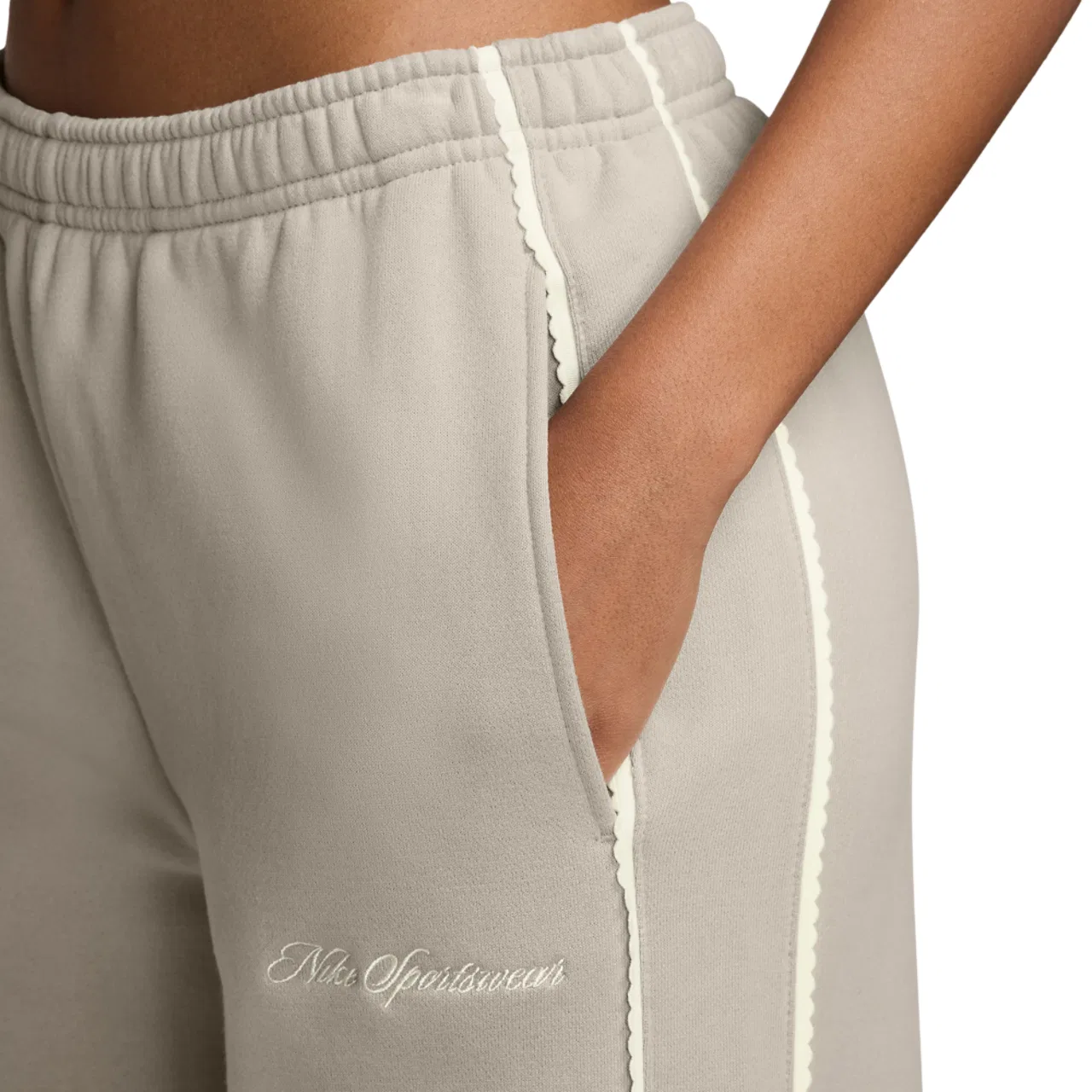 Женские широкие брюки из флиса с фигурным низом Nike Studio Fleece Scallop Wide Leg Pants, White/White/White — фото 3