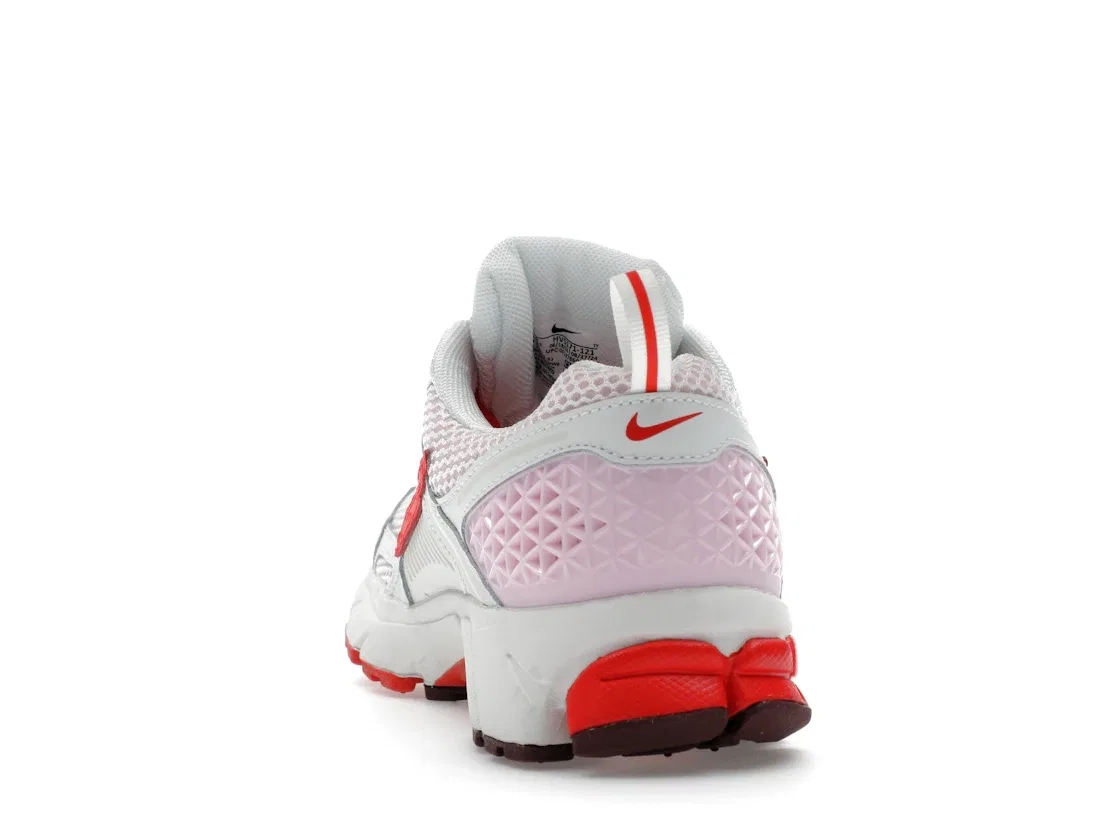 Детские кроссовки с амортизацией Nike Zoom Vomero 5 Nike, Summit White/Light Crimson/Pink Foam/Dark Team Red/Fire Red — фото 4