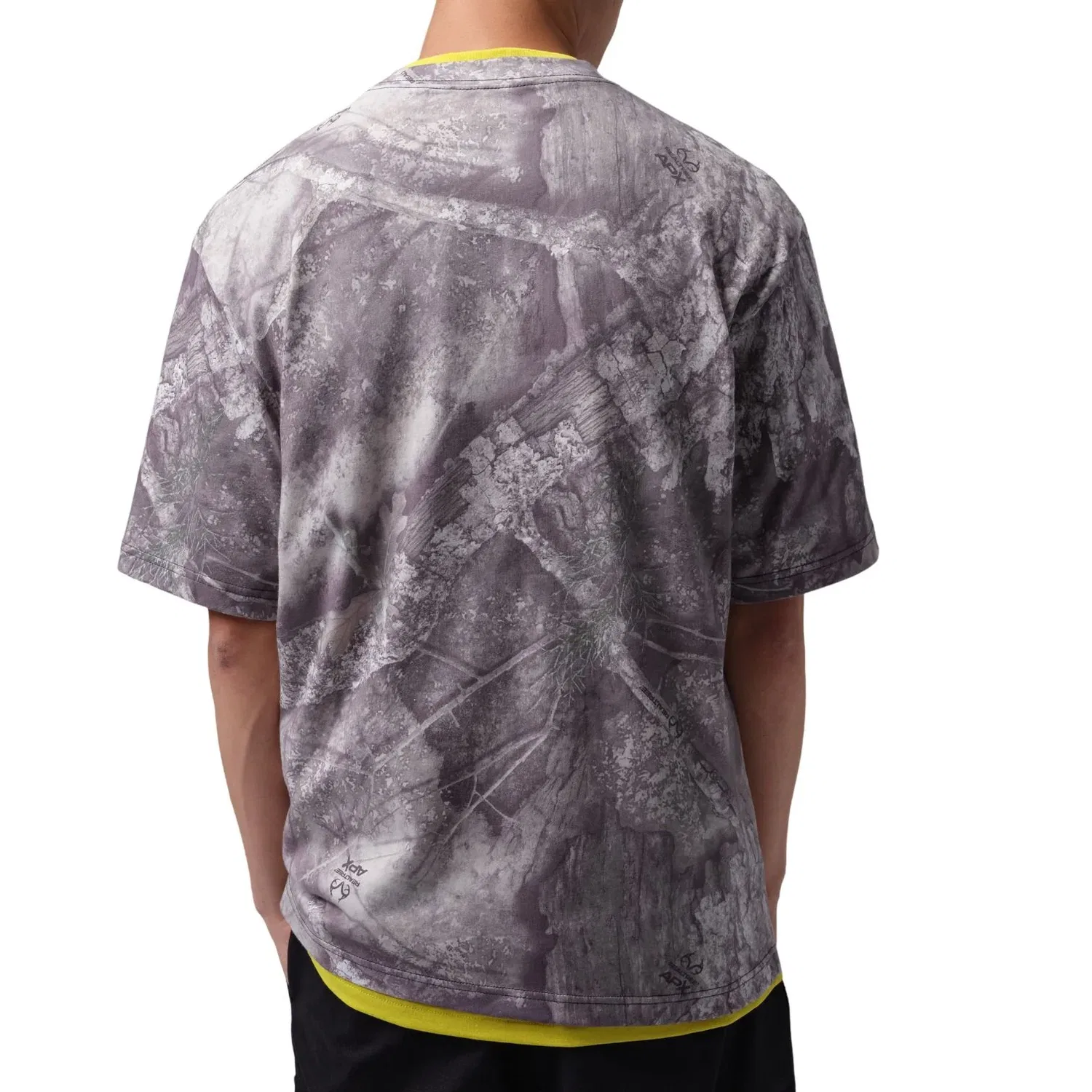Мужская футболка Air Jordan Brooklyn Realtree T-Shirt 'White Bright Citron' Jordan, White/Bright Citron — фото 2