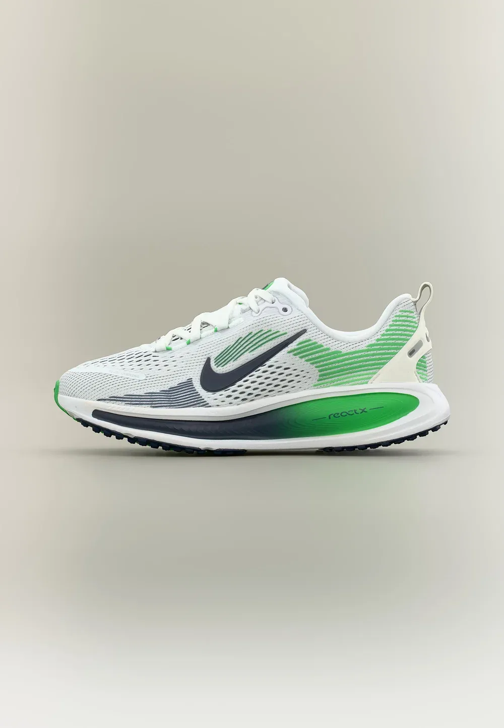 Vomero 18 унисекс - кроссовки для бега по улицам Nike Performance, White/Midnight Navy/Green Spark