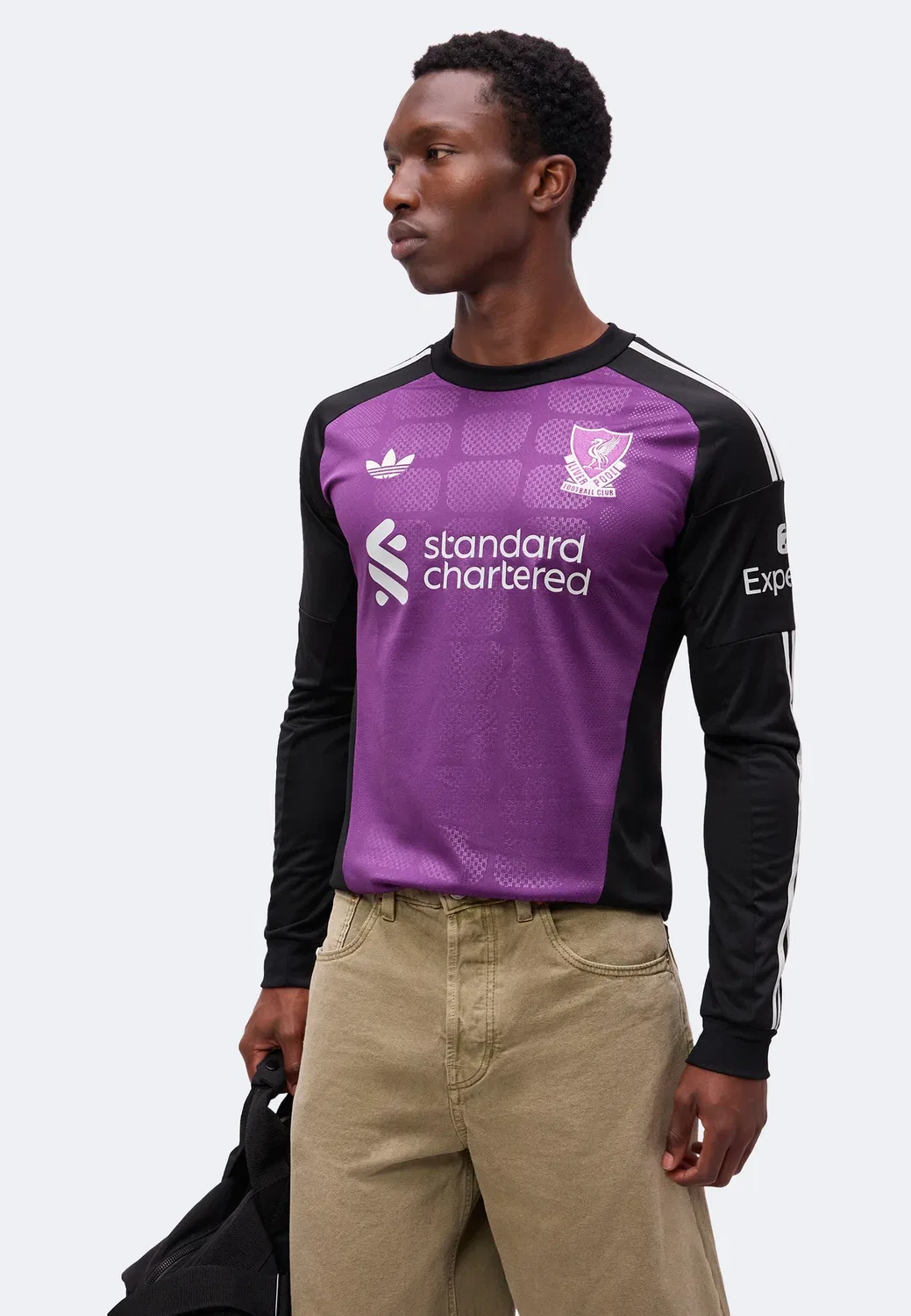 Вратарь «Ливерпуля» в гостевом матче 26/27 - клубная форма Adidas Originals, Tribe Purple/Black — фото 4