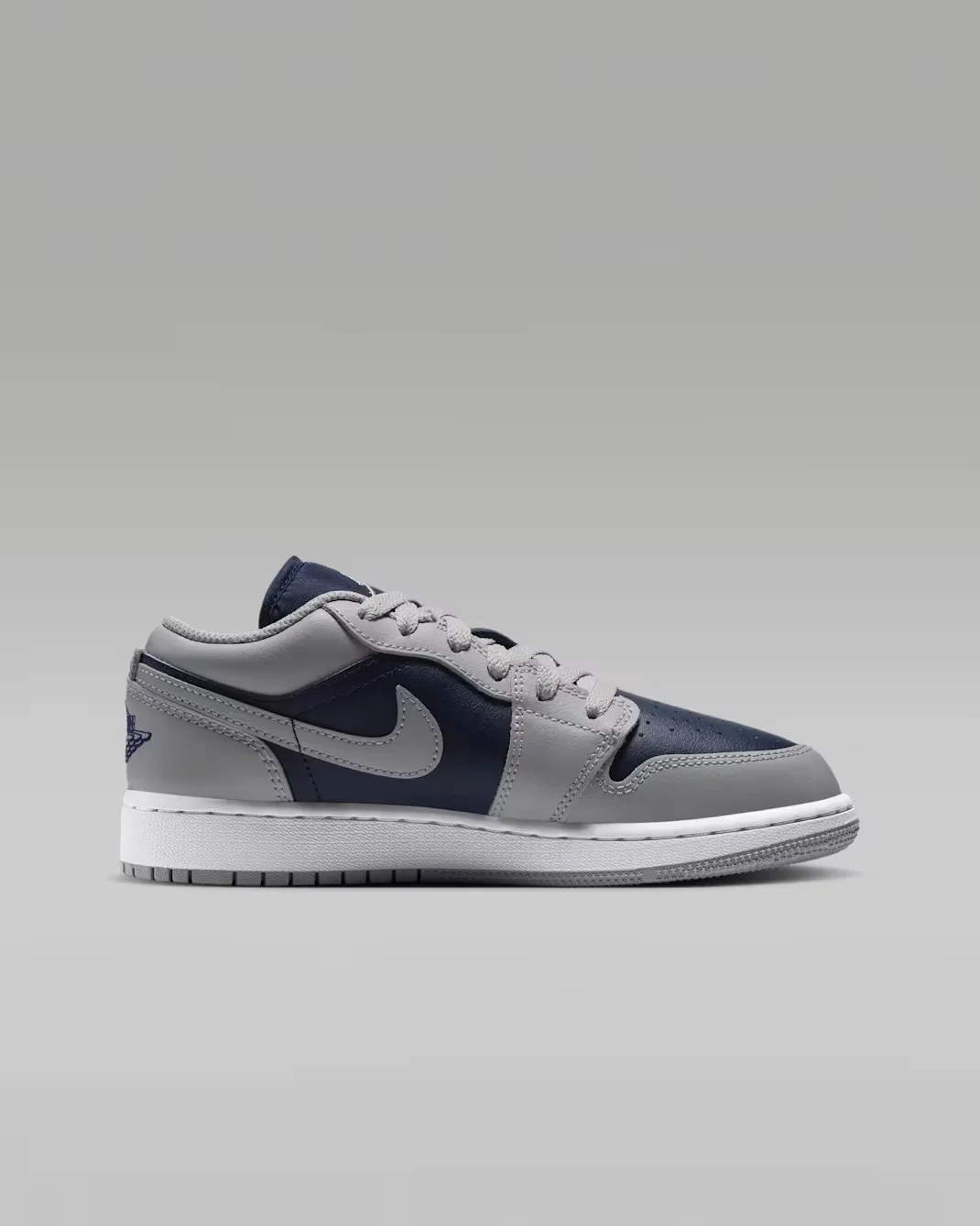 Кроссовки подростковые Nike Air Jordan 1 Low, серый/темно-синий — фото 2