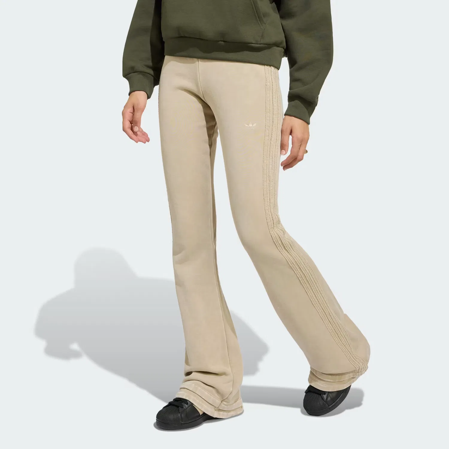 Женские спортивные брюки-клеш с застежкой на пуговицу SST BOOTCUT PANT Adidas Originals, хаки