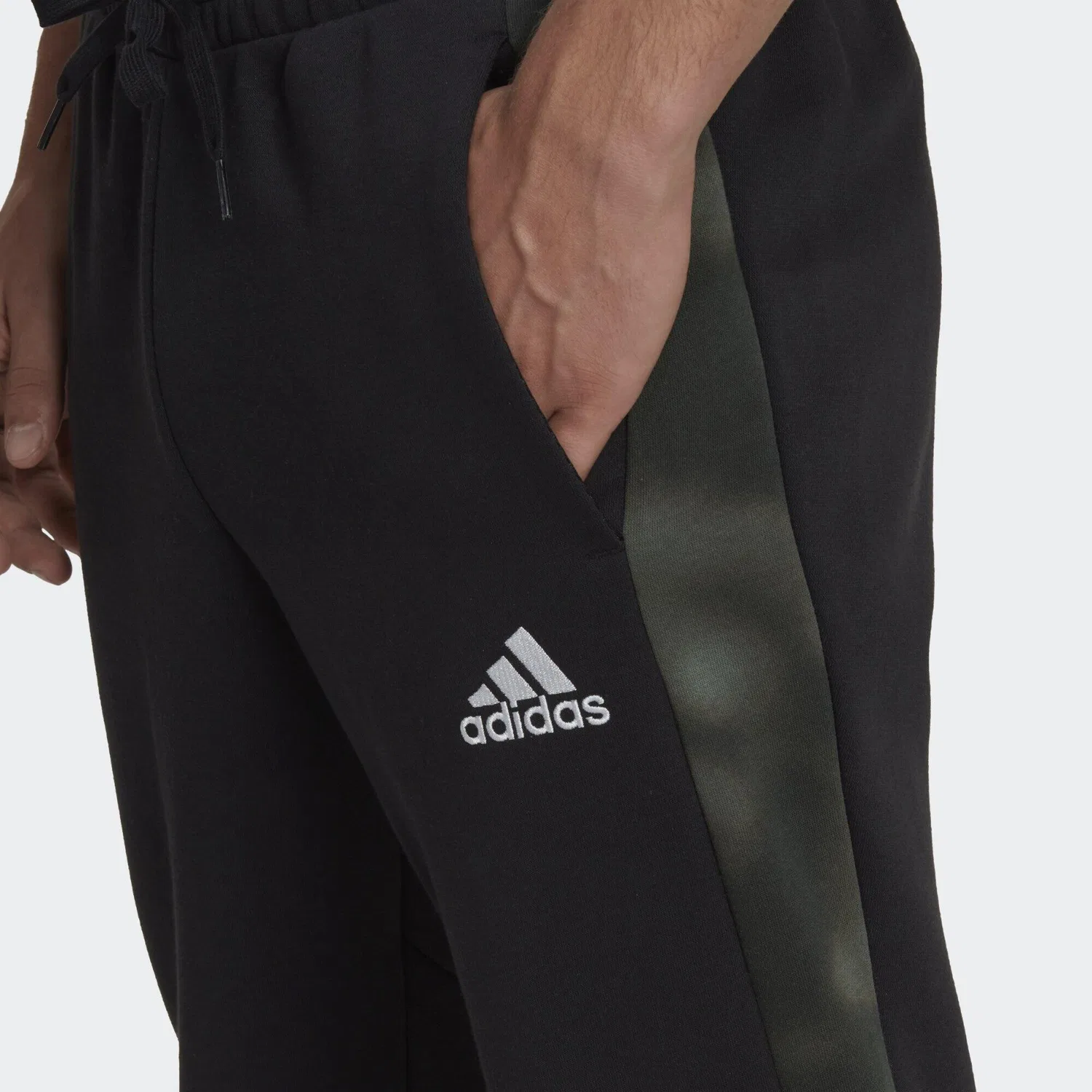 Мужские спортивные штаны с камуфляжным принтом Essentials Camo Print Fleece Hose Adidas, Schwarz — фото 4