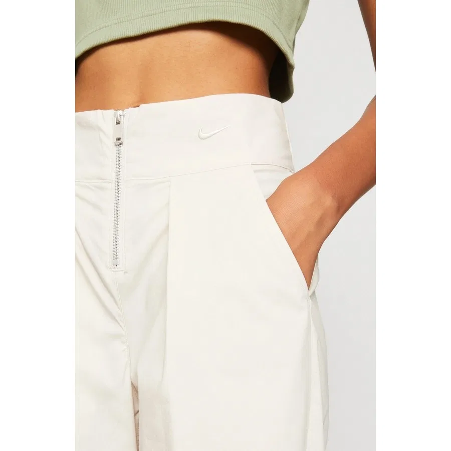Женские спортивные брюки свободного кроя с защипами Nike Sportswear Collection Woven Trousers, Кремовый — фото 3