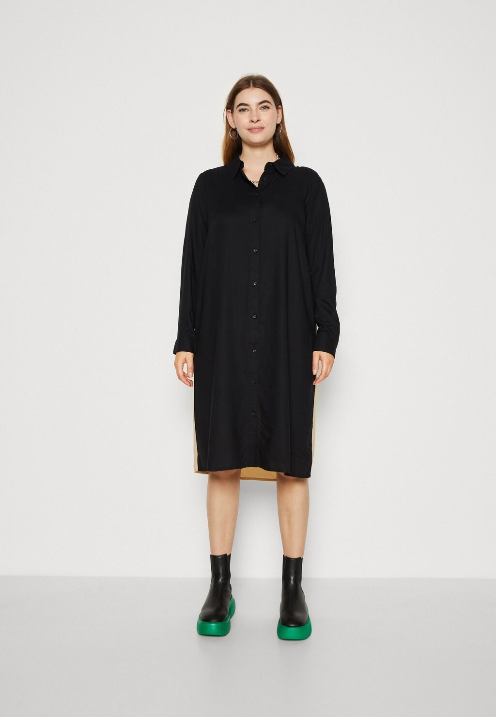 

Классическая рубашка ONLY Carmakoma CARADELONE BLOCKING SHIRTDRESS, черный/ирландский кремовый