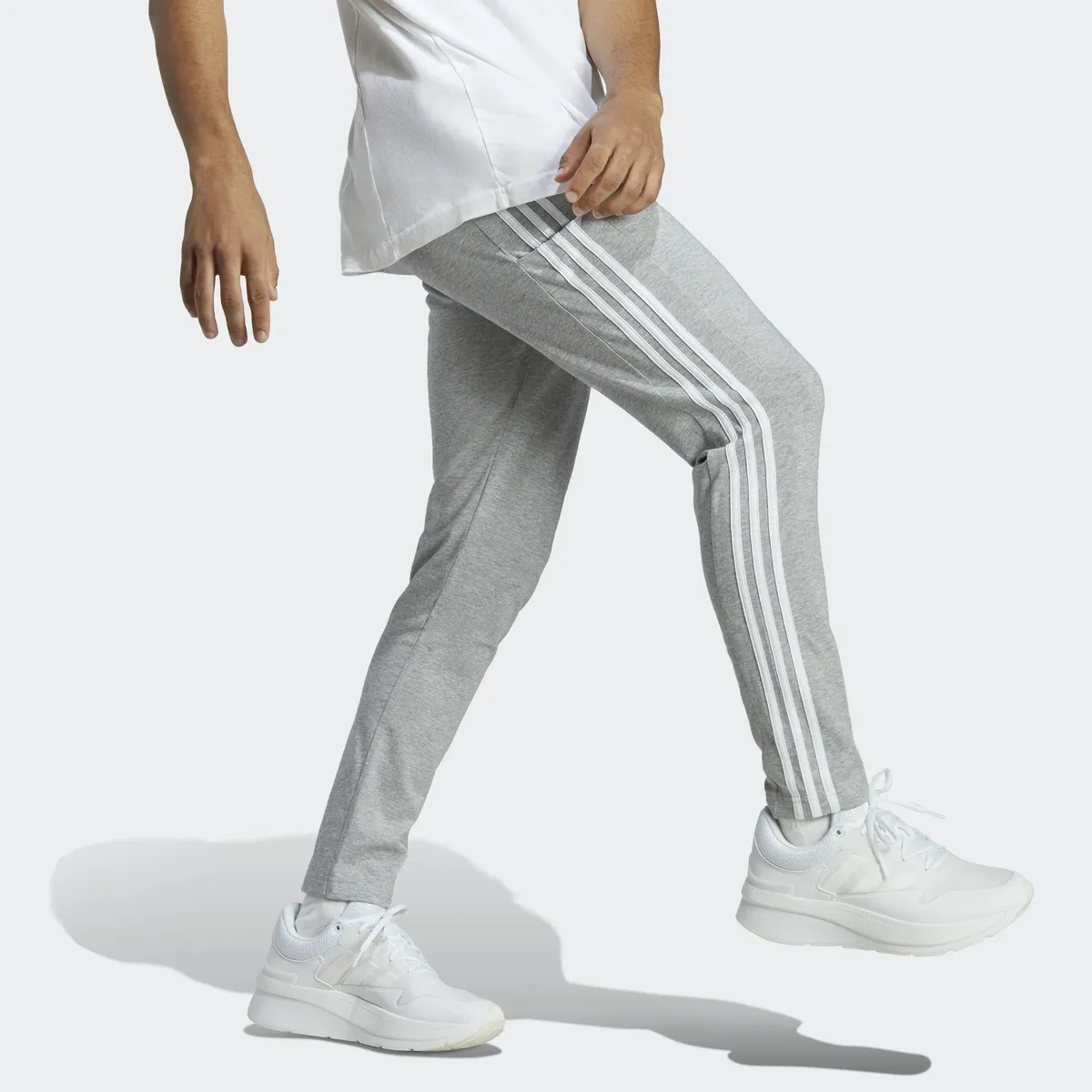 

Adidas Sportswear спортивные брюки "ESSENTIALS SINGLE JERSEY TAPERED OPEN HEM 3STRIPES PANTS" (1 шт.), белый