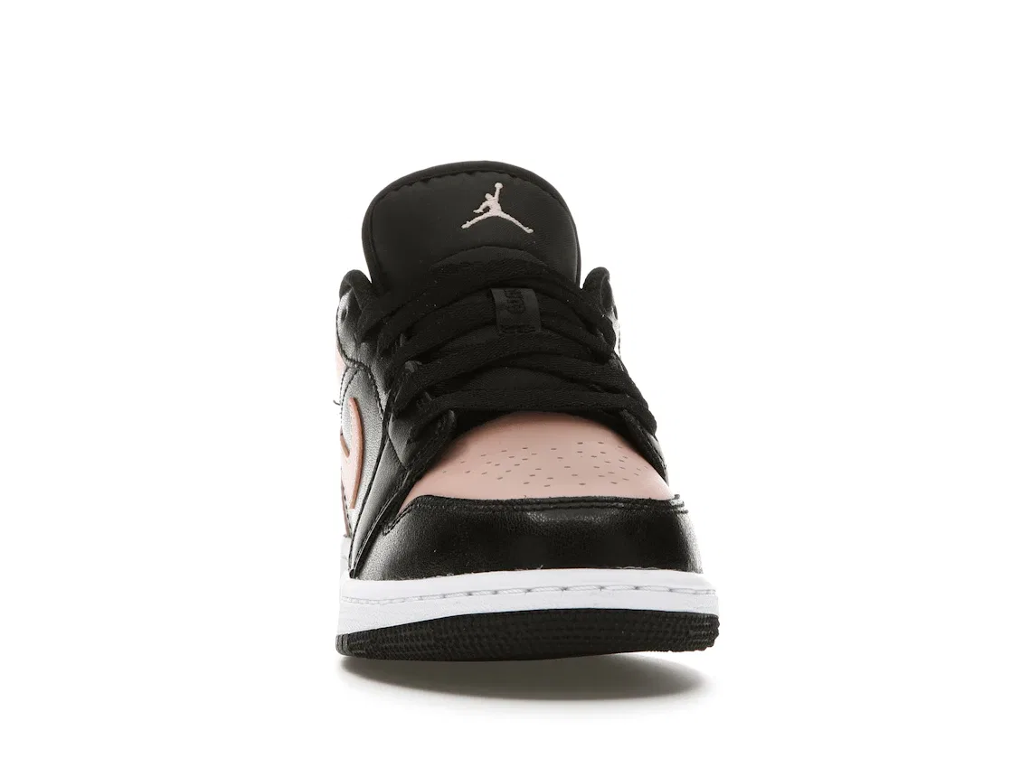 Детские кроссовки Lifestyle с цветовыми акцентами Jordan 1 Low Jordan, Black/Crimson Tint-White — фото 2