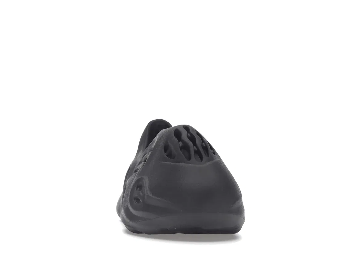 Детские клоги с вентиляцией Adidas Yeezy Foam RNR, Onyx/Onyx/Onyx — фото 2