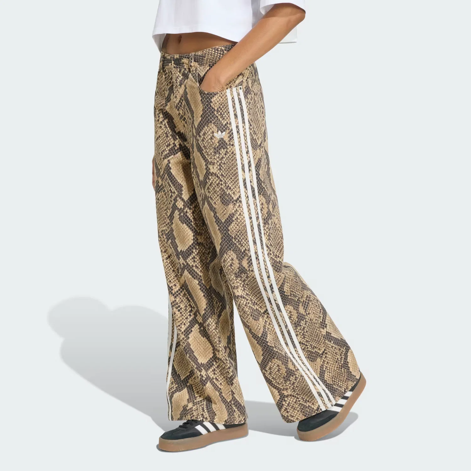 Женские джинсы свободного кроя с принтом змеиной кожи Snake Print Denim Adidas Originals, льняной/бежевый