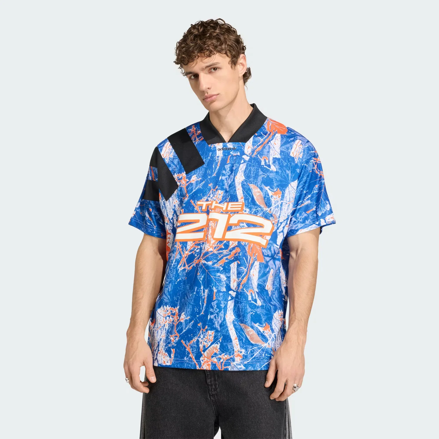 Мужская футболка свободного кроя FIFA World Cup 26 Host City New York Adidas Originals, черный/оранжевый/collegiate royal