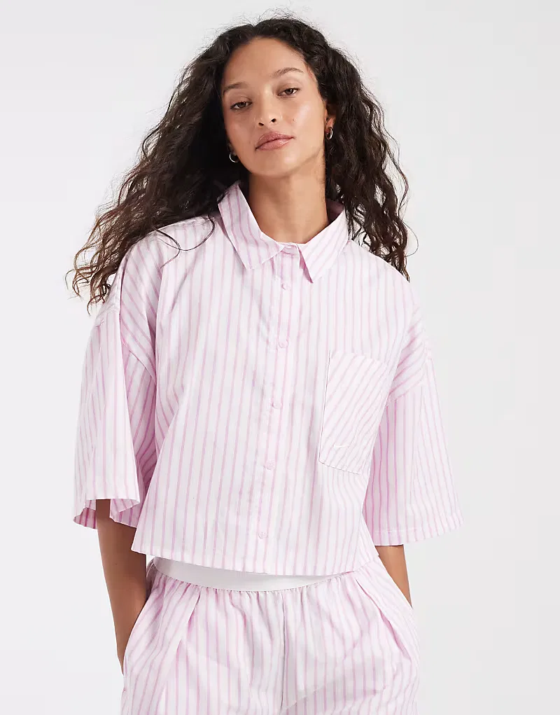 Укороченная рубашка Nike Stripe из поплина розового и, белый