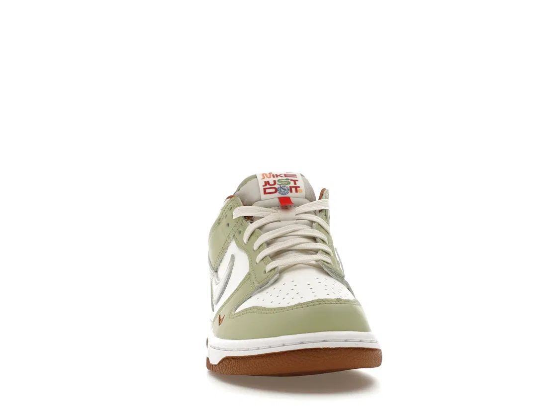 Детские кроссовки Lifestyle Nike Dunk Low, Sail/Light Bone/White/Olive Aura/Light British Tan/University Red — фото 2