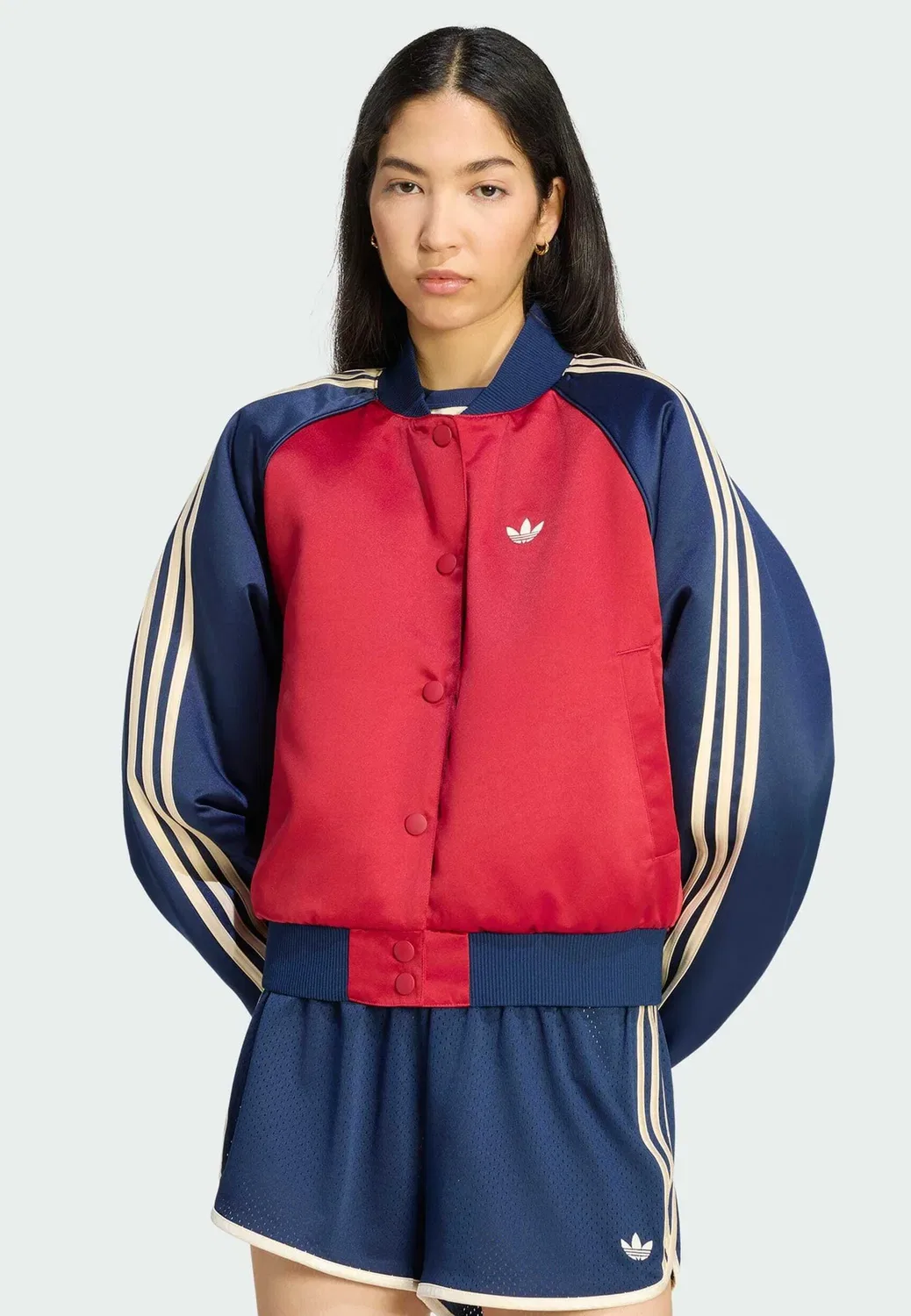 Сатиновая куртка-бомбер - куртка-бомбер Adidas Originals, Team Victory Red Night Indigo Warm Vanilla