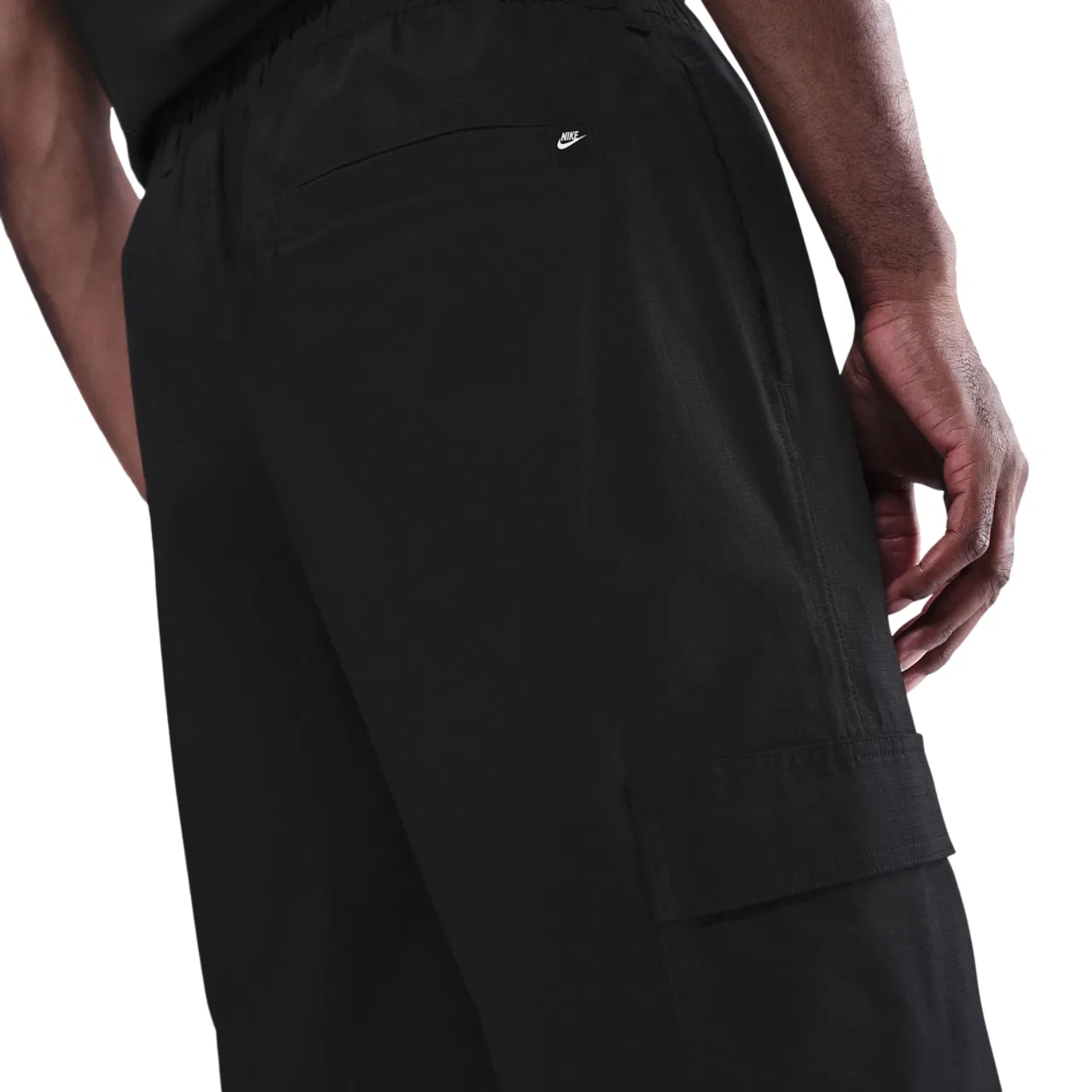Мужские карго-брюки свободного кроя с зауженными штанинами Nike Club Woven Cargo Pants Collection, White/Black — фото 2