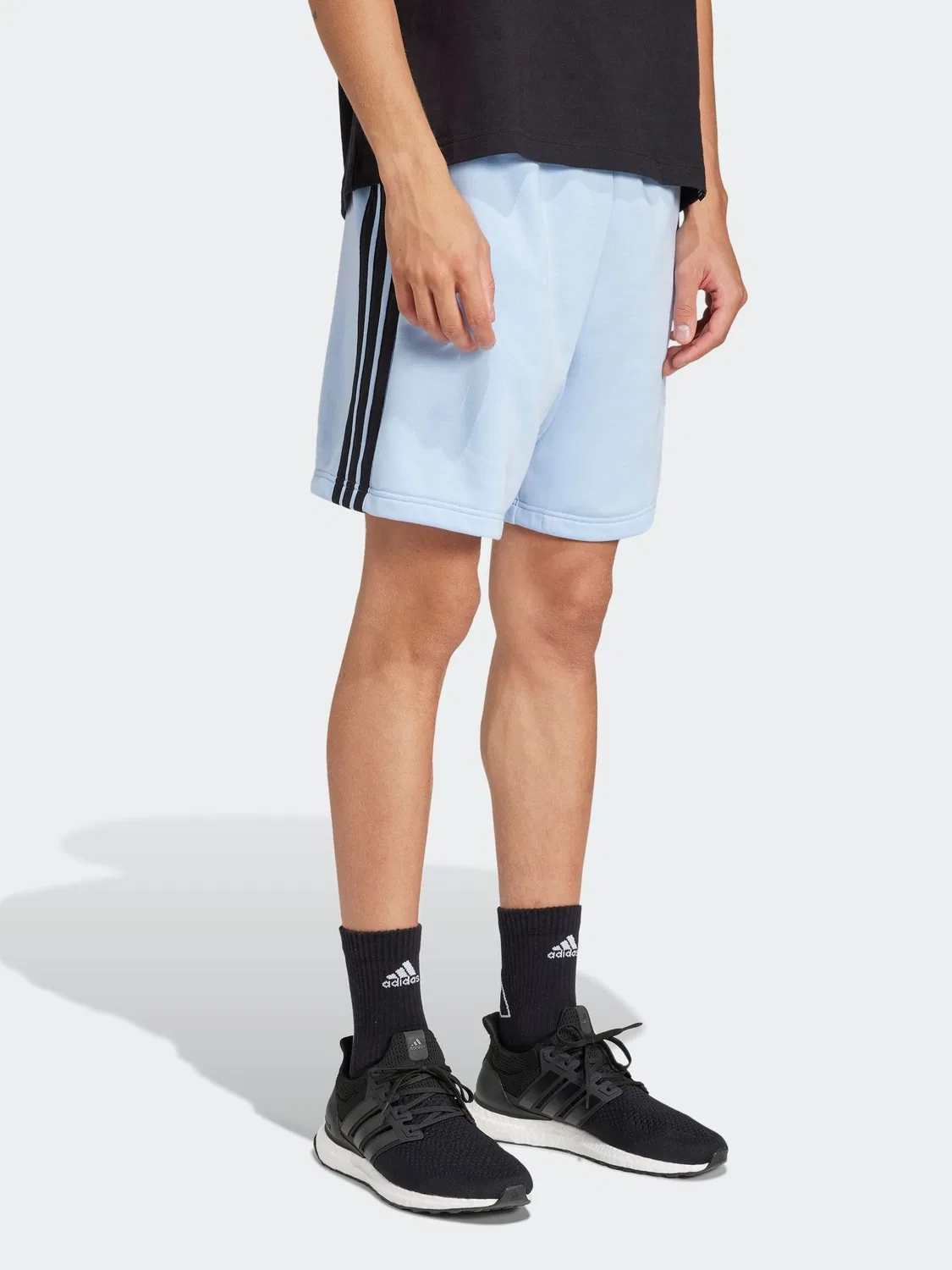 Шорты свободного кроя с боковыми полосками Essentials Three Stripes adidas, светло-синий — фото 3