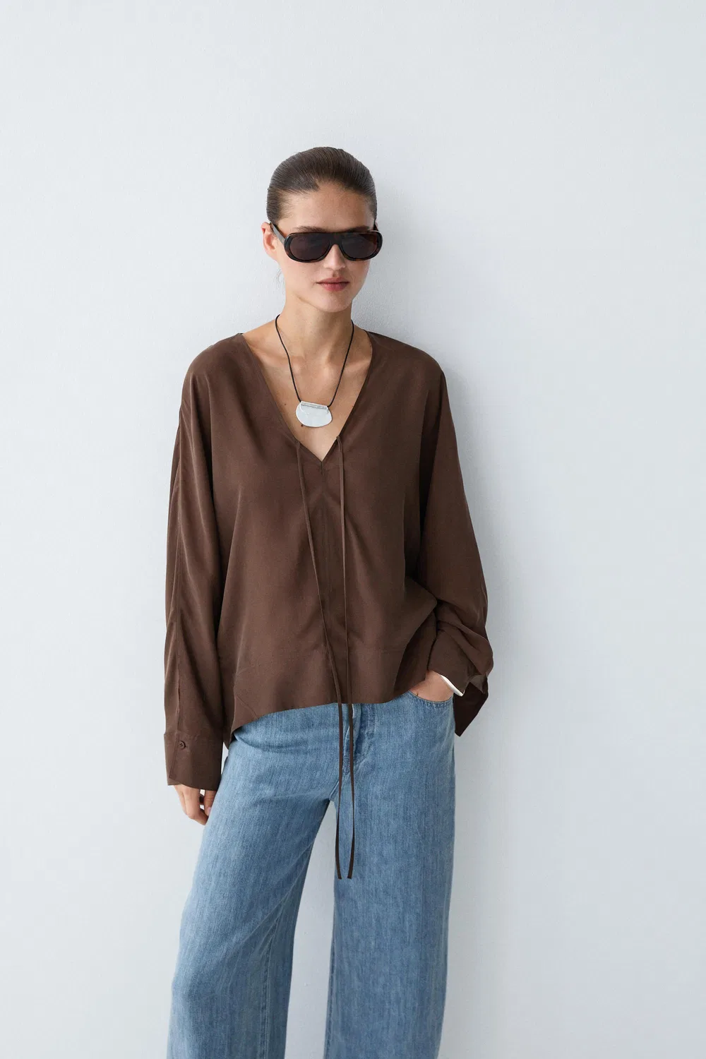 Блузка Massimo Dutti, свободная, с V-образным вырезом и завязками, коричневый — фото 2