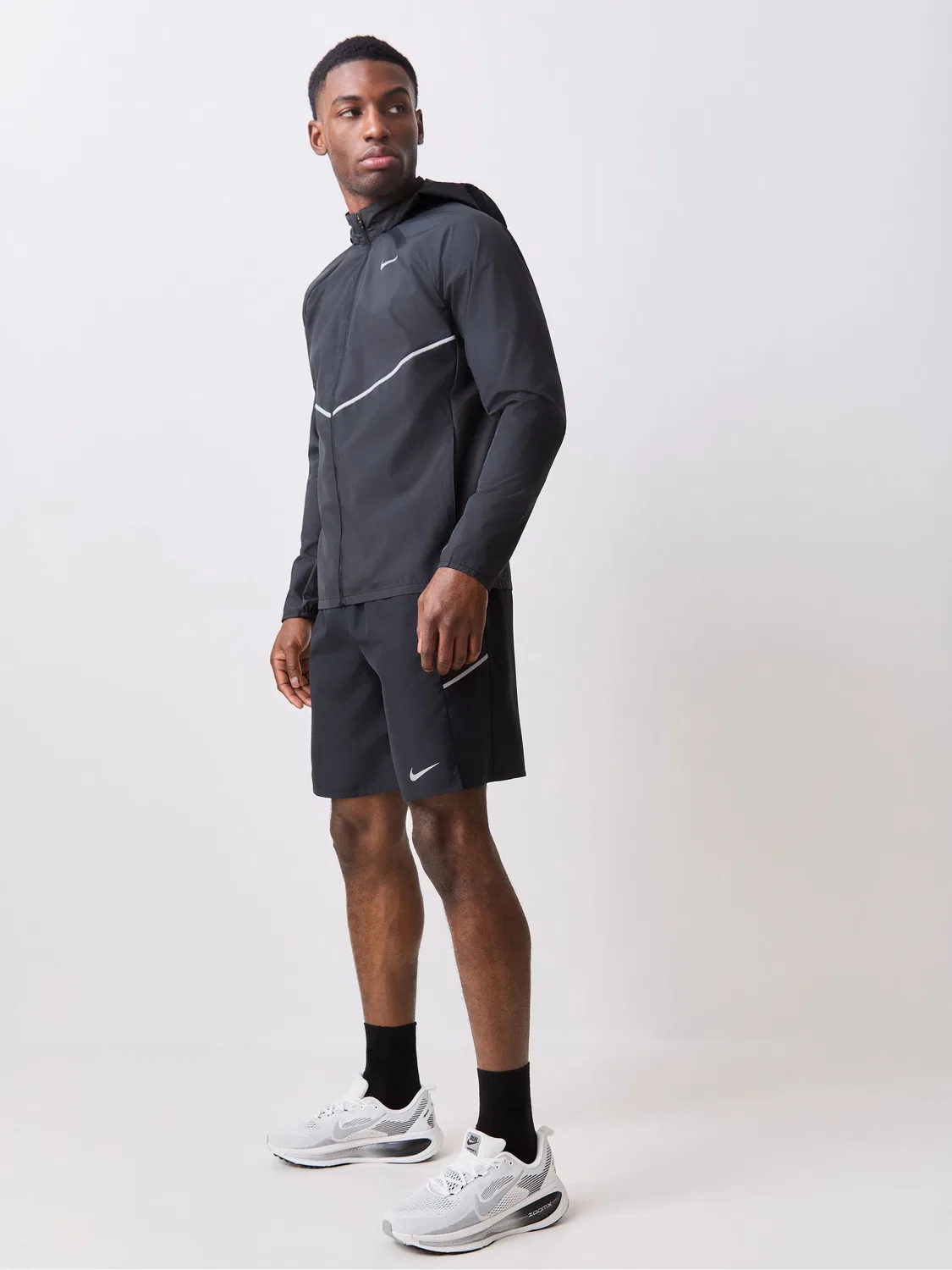 Черная беговая куртка Nike Miler UV Repel — фото 2