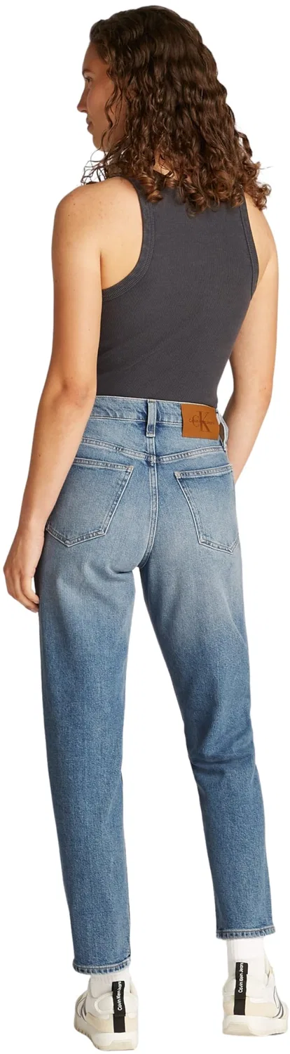 Женские джинсы зауженные Mom Jean Calvin Klein, Denim (Den Light) — фото 2