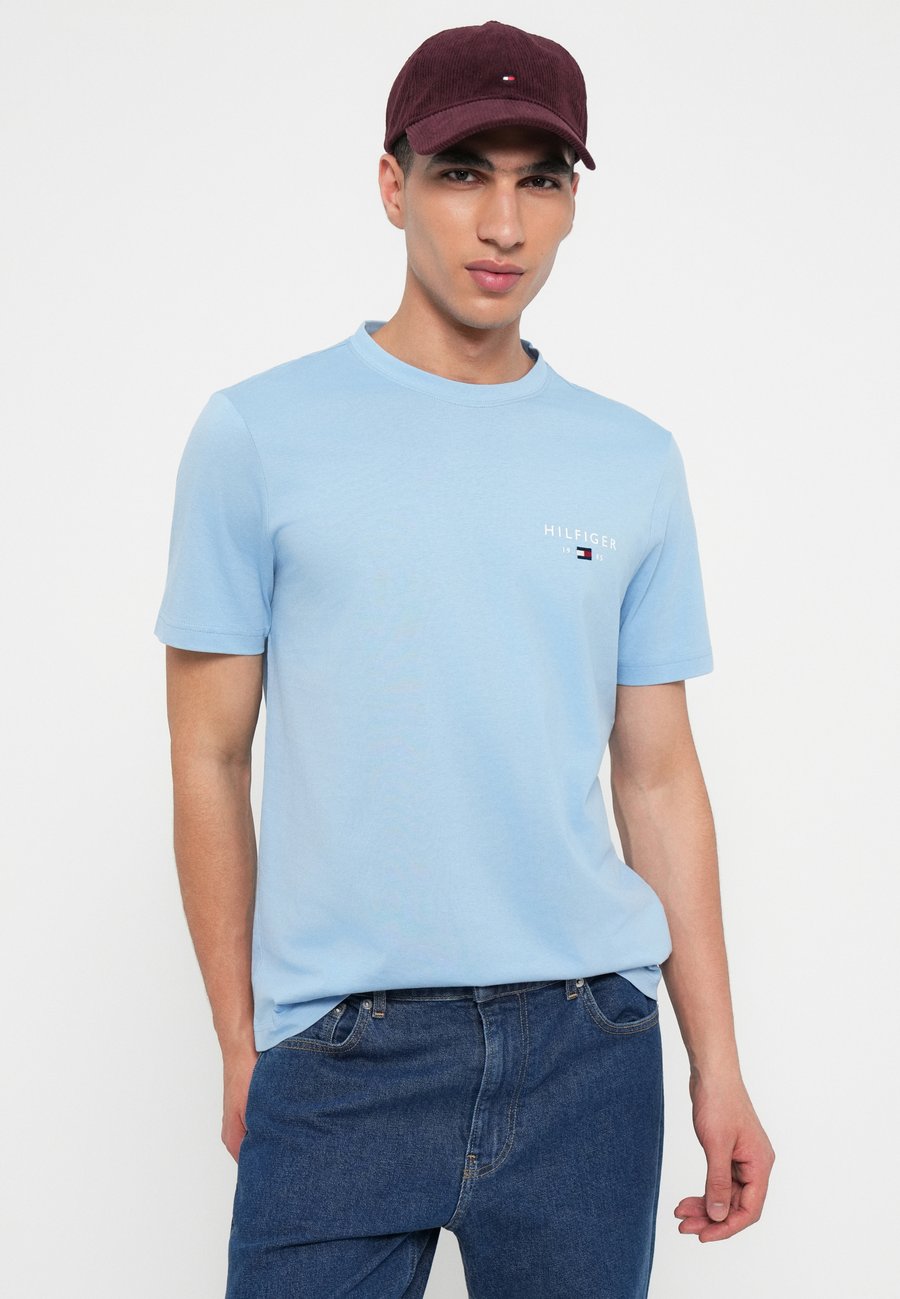 Футболка Tommy Hilfiger BRAND LOVE SMALL TEE, Well Water/Blue — фото 4