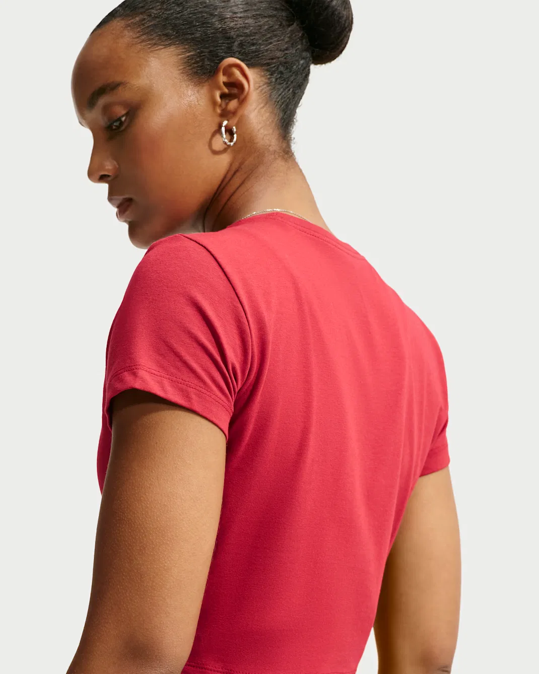 Женская укороченная футболка Nike Sportswear Chill Knit, Tough Red/Sail — фото 2