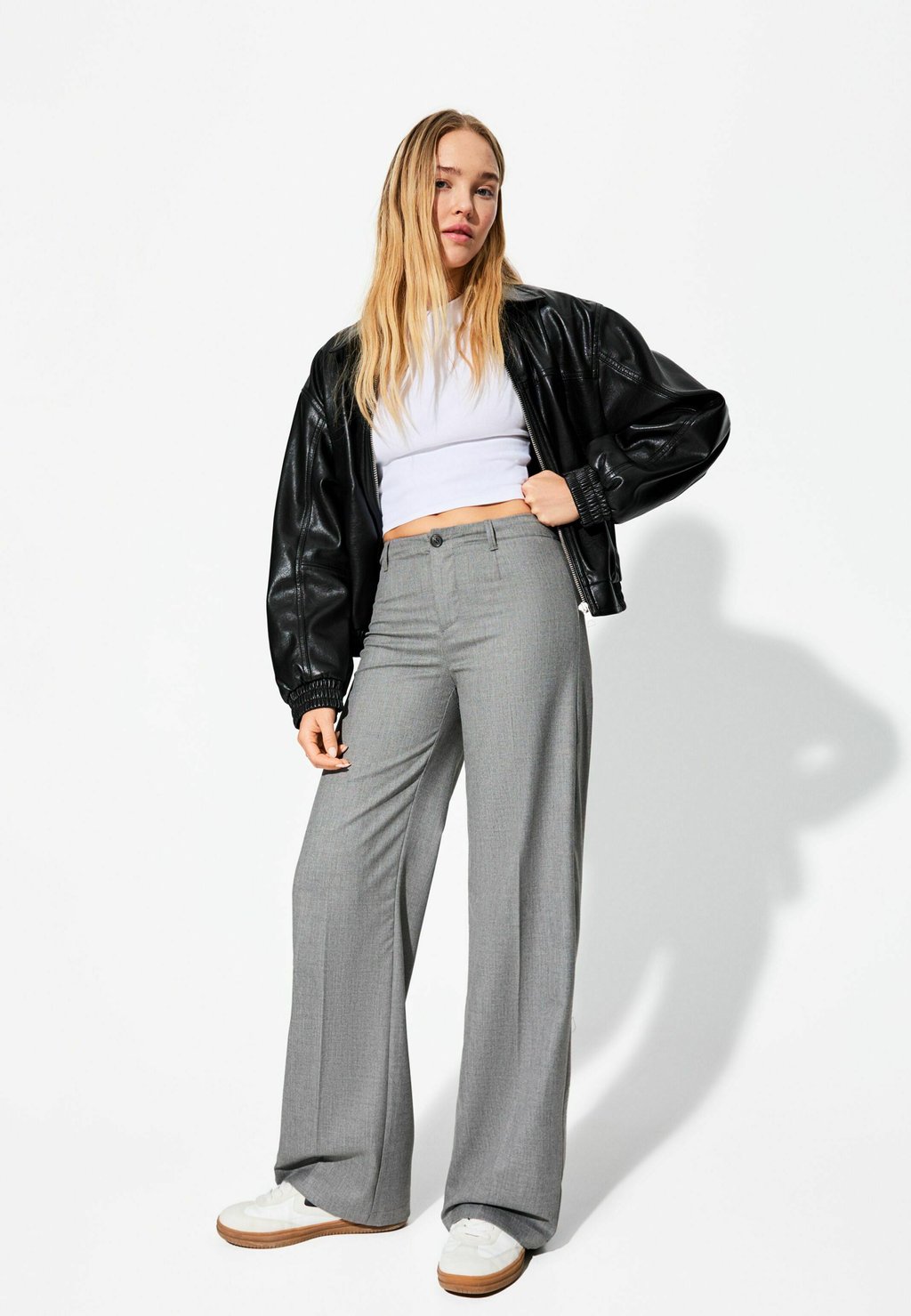 

Брюки WIDE LEG Bershka, темно-серый
