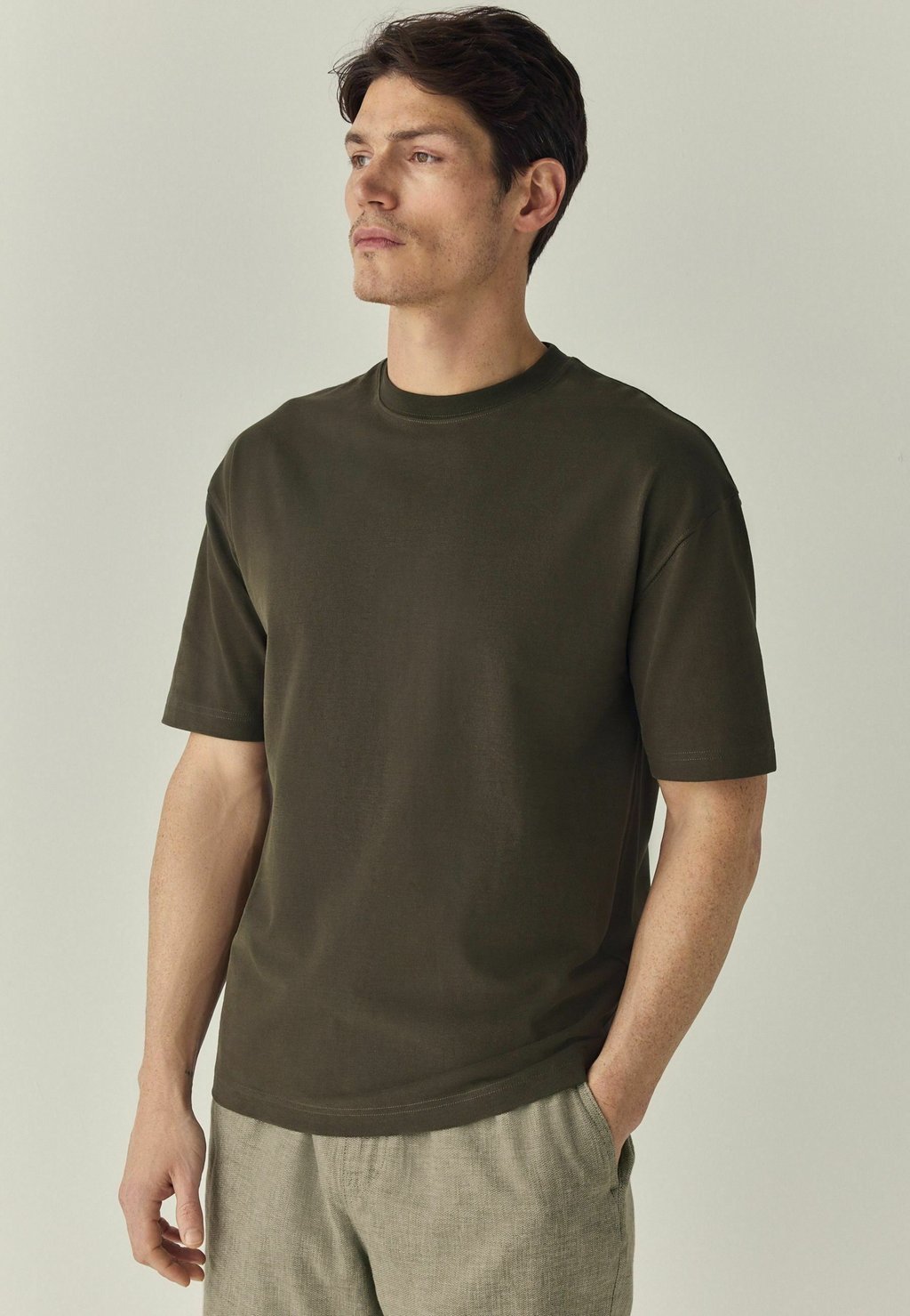 

Базовая футболка SHORT SLEEVE Next, хаки/зеленый