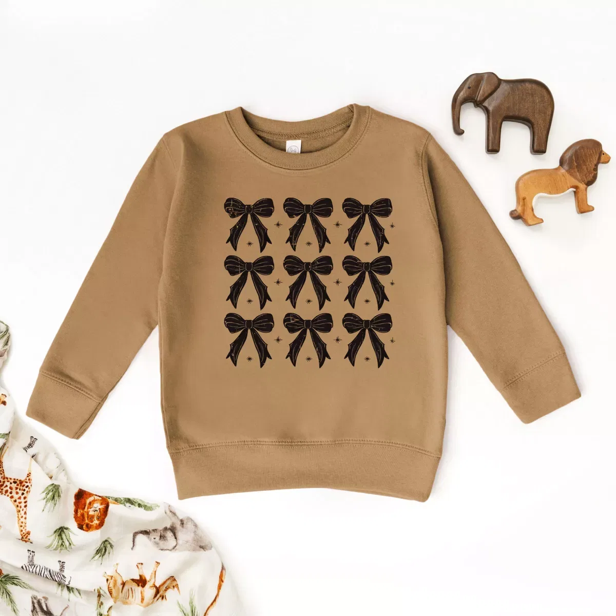 Детский свитшот для девочек с принтом Coquette Black Bows Collage Distressed The Juniper Shop, Camel — фото 3