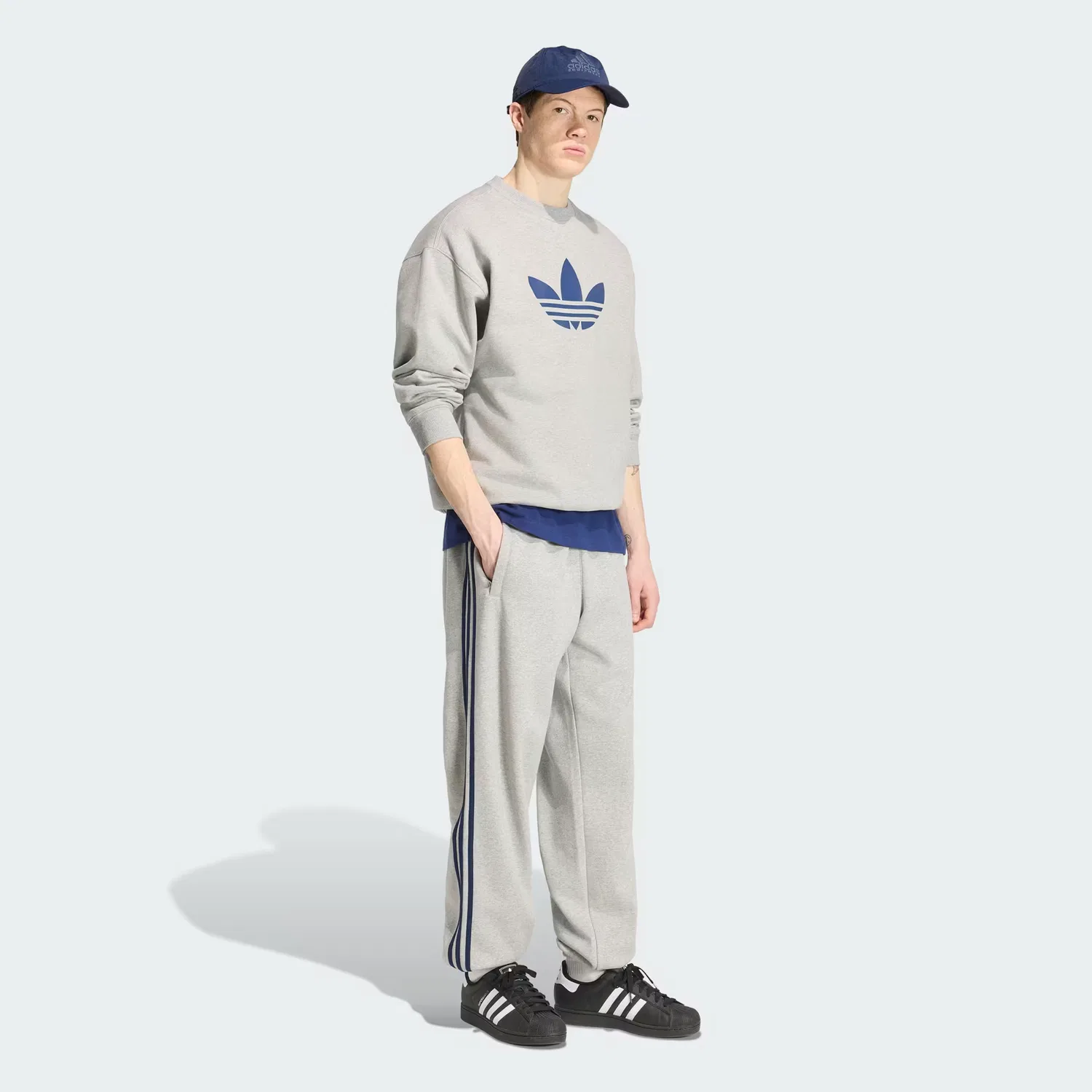 Мужские спортивные брюки свободного кроя Adicolor 3-Stripes Cuffed Adidas Originals, светло-серый меланж — фото 3