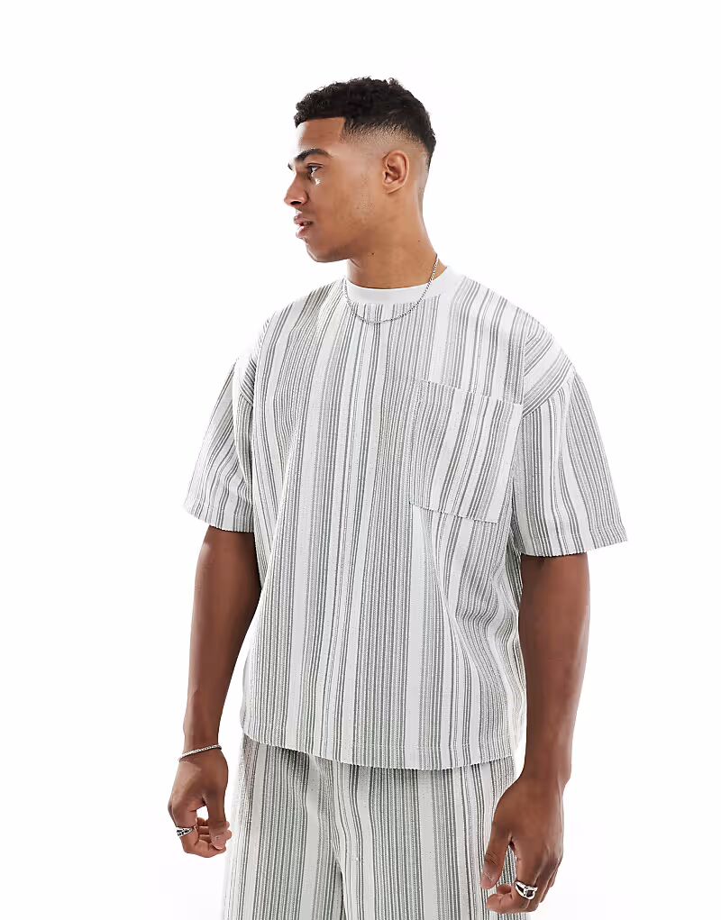 

Футболка свободного кроя с карманом в фактурную полоску от ASOS DESIGN