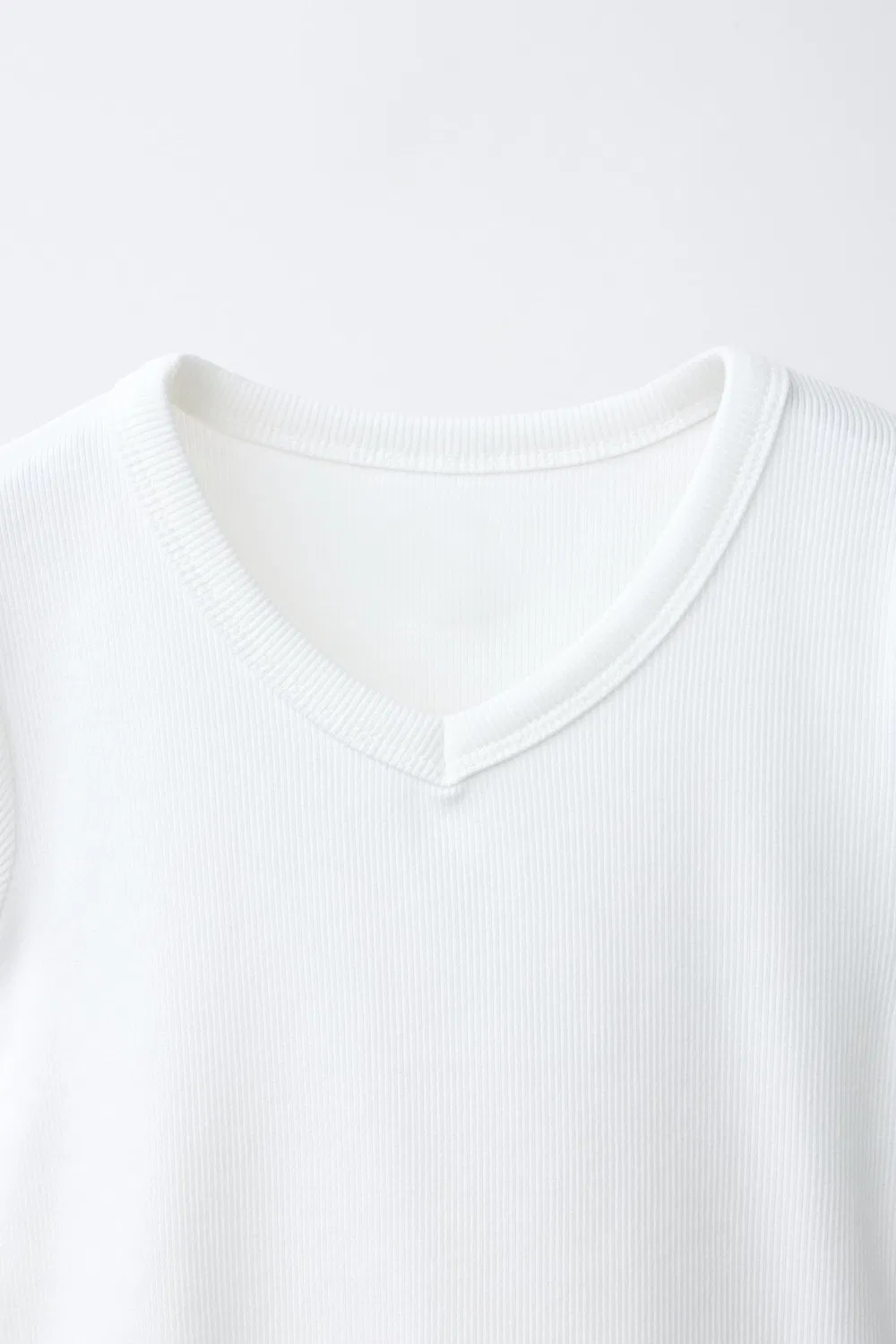 Футболка с V-образным вырезом и ребристой отделкой ZARA, White — фото 3
