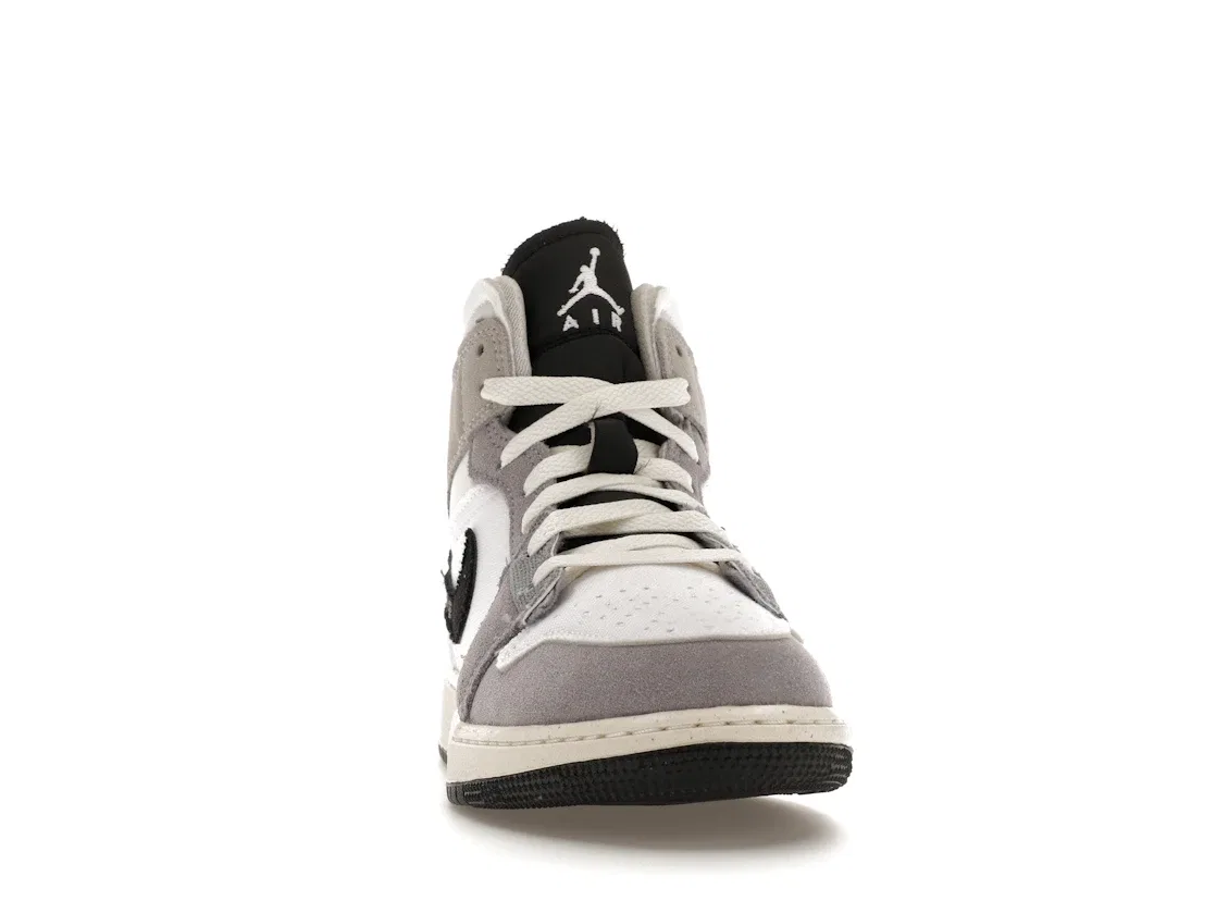 Детские кроссовки Lifestyle из текстурированных материалов Jordan 1 Mid SE Craft White Cement Grey Black GS, Cement Grey/Black/White/Tech Grey/Sail — фото 2