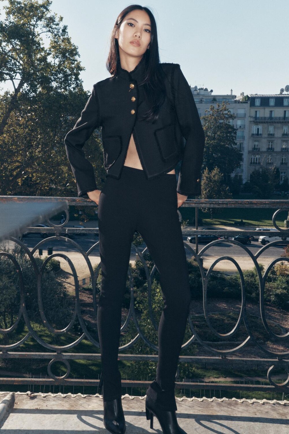 

Короткая потертая куртка ZARA, черный