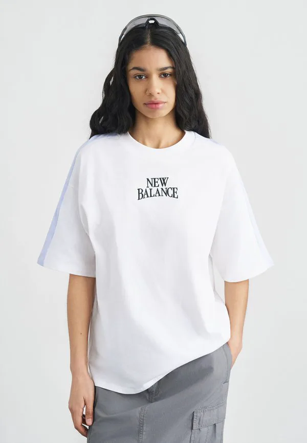 

Футболка с принтом linear heritage оверсайз New Balance, White, Белый, Футболка с принтом linear heritage оверсайз New Balance, White