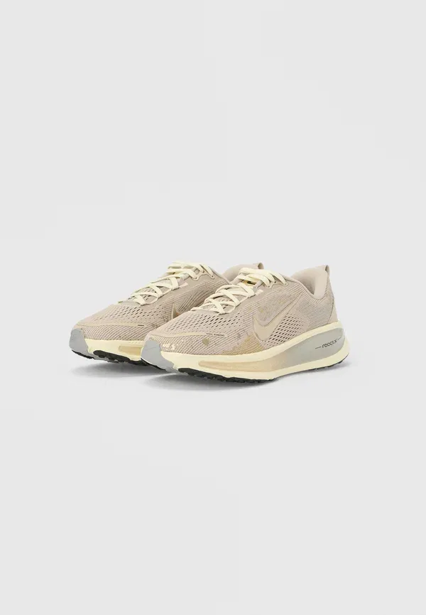 Кроссовки для бега по бездорожью с защитой от холода Vomero 18 Nike Performance, cream, gold-coloured, coconut milk, smoke grey, серый/кремовый — фото 2