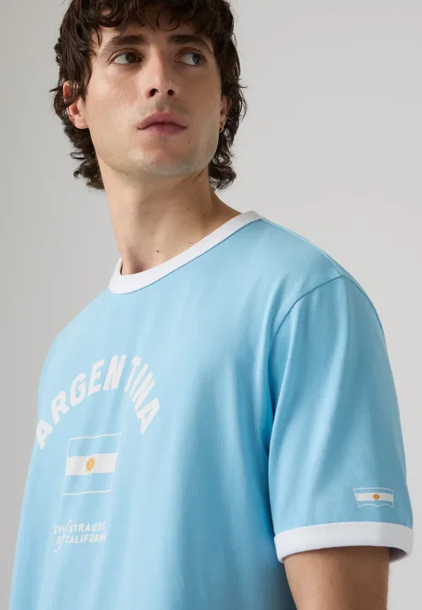 Футболка с принтом "футбольный рингер" Levi'S, белый/светло-голубой — фото 4
